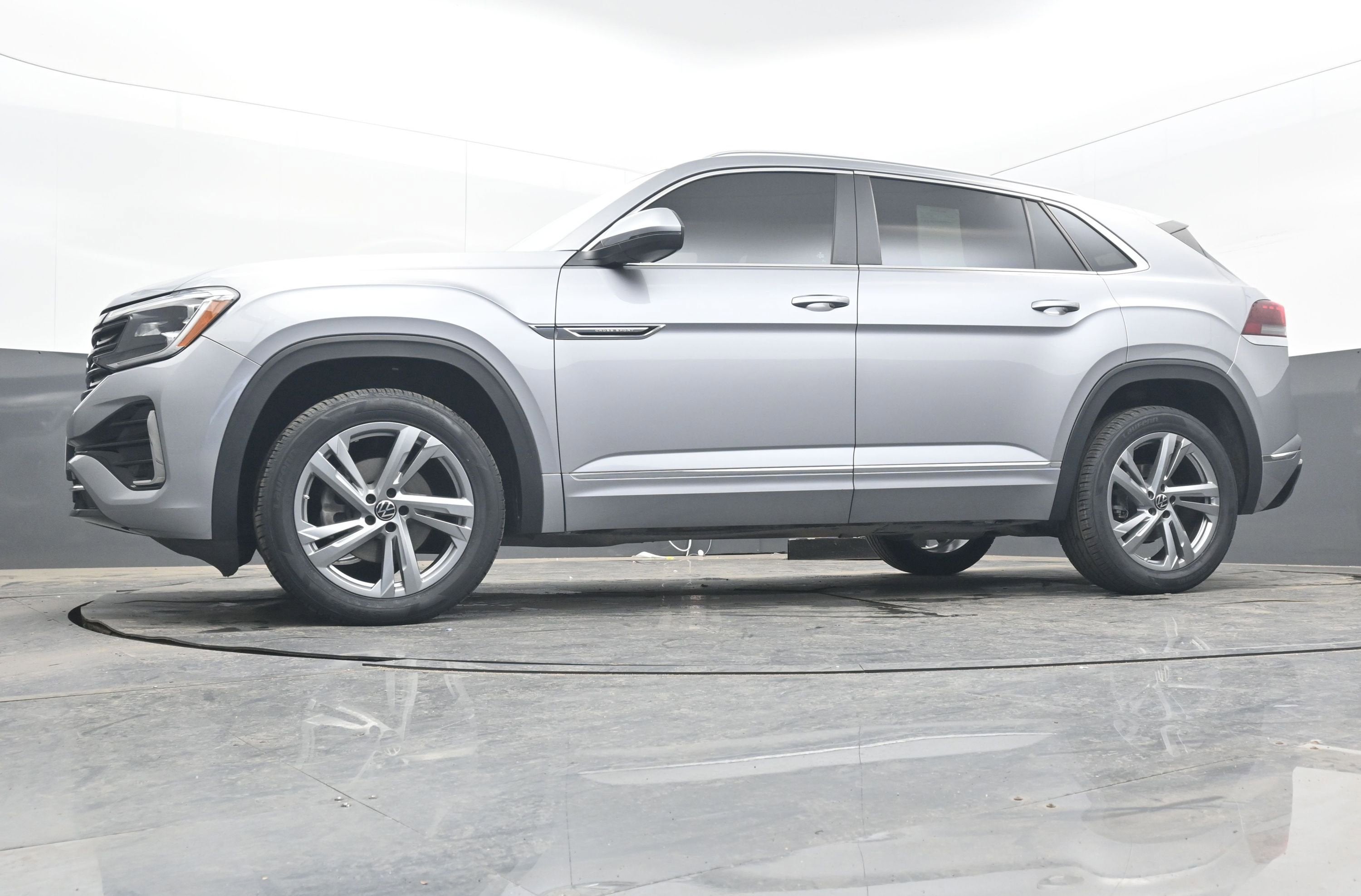 2024 Volkswagen Atlas Cross Sport 2.0T SEL R-Line