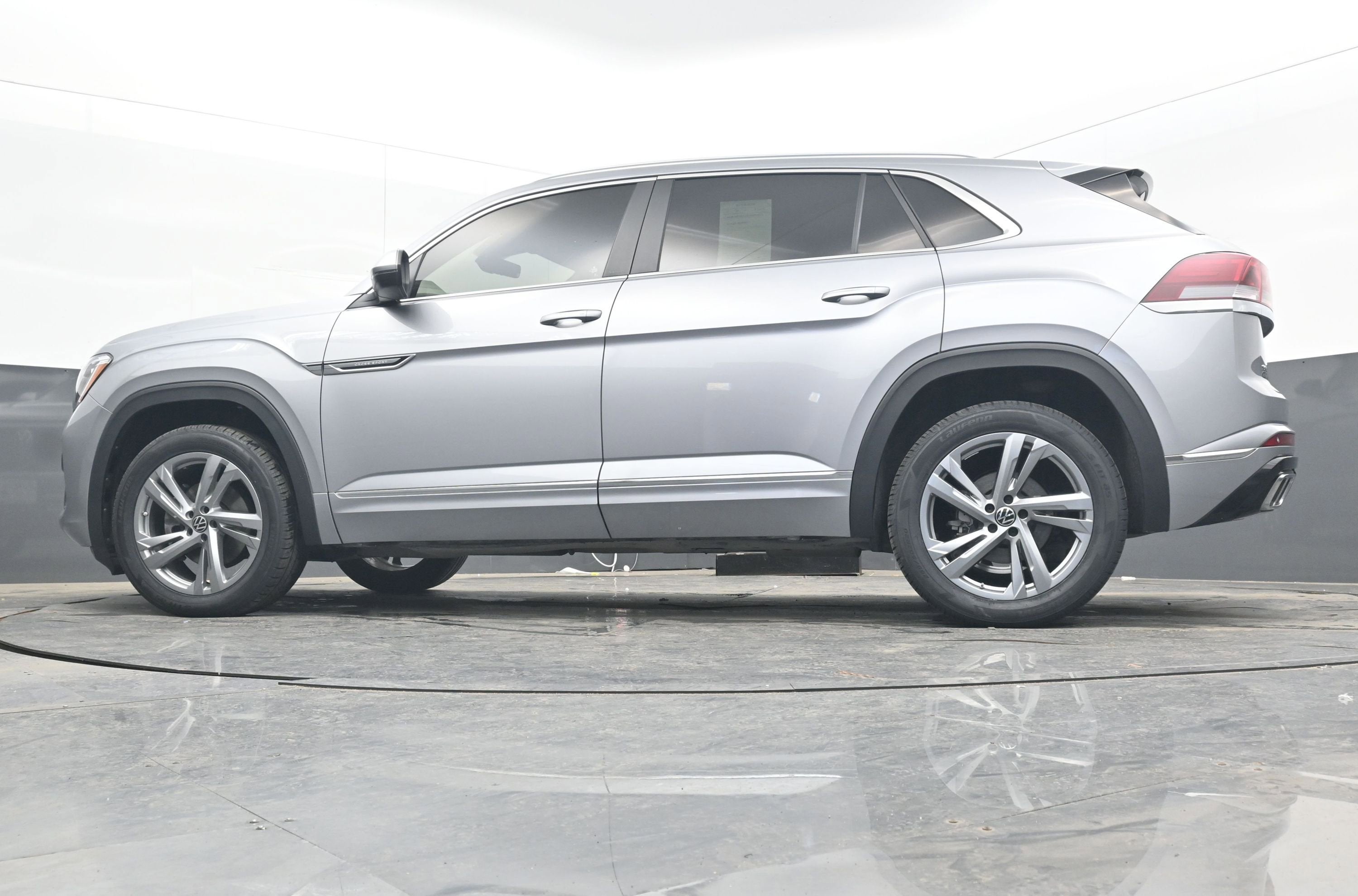 2024 Volkswagen Atlas Cross Sport 2.0T SEL R-Line