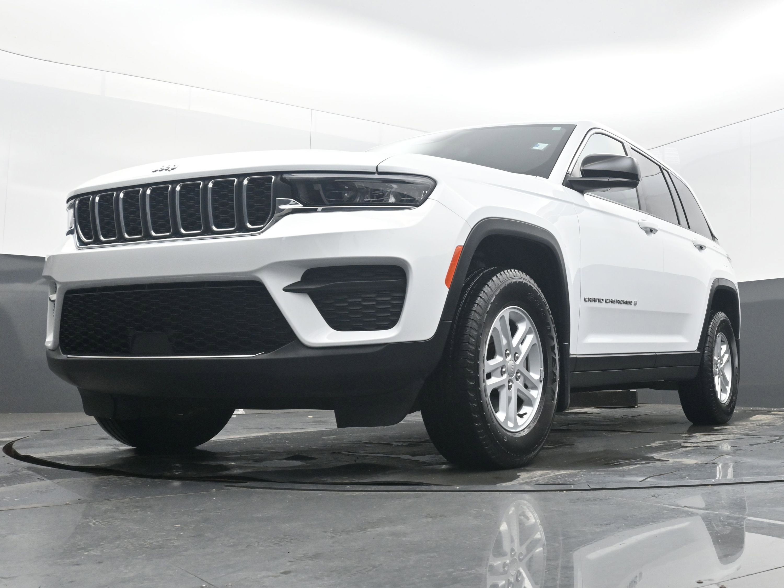 2024 Jeep Grand Cherokee Laredo 4x2