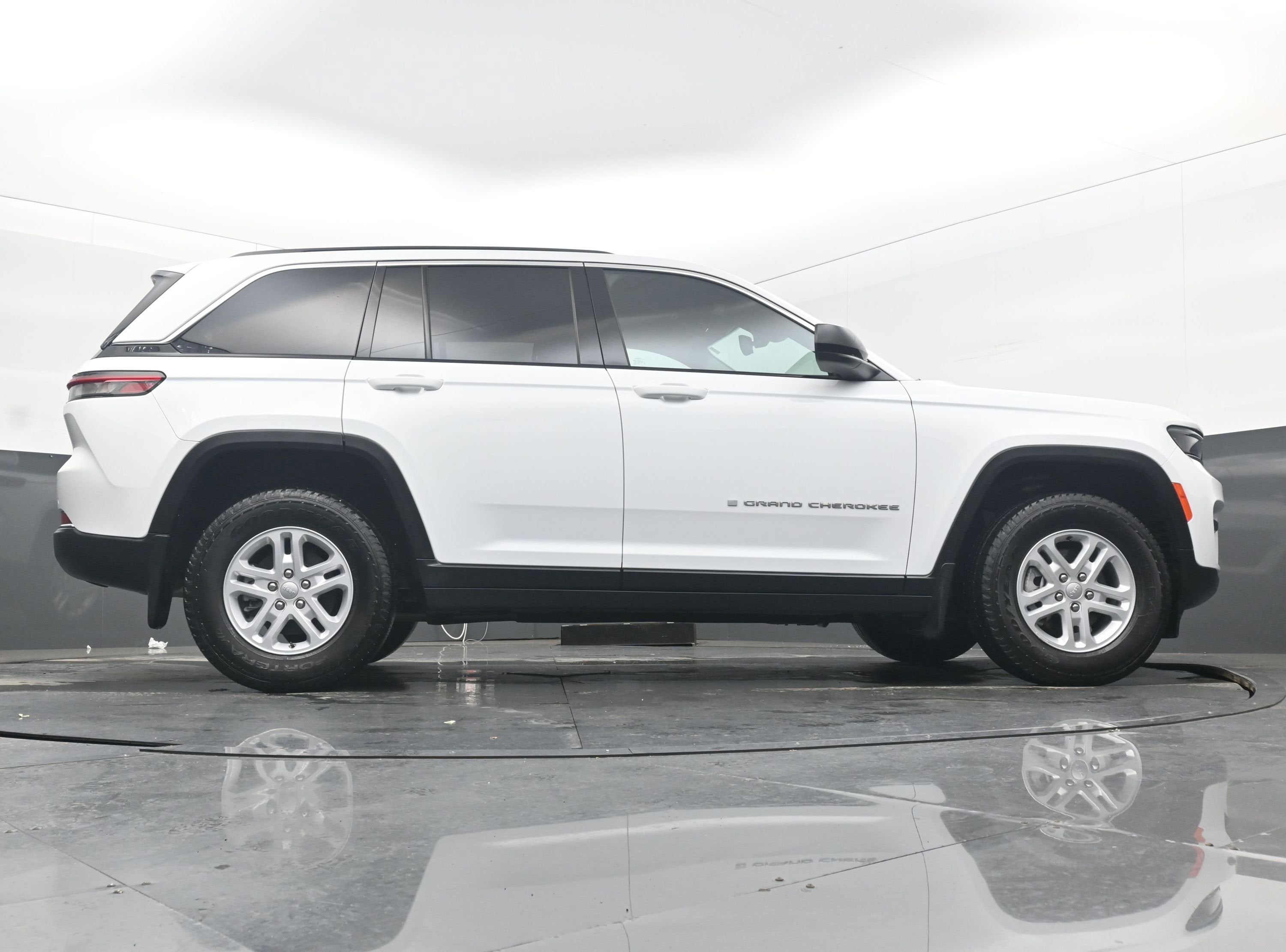 2024 Jeep Grand Cherokee Laredo 4x2
