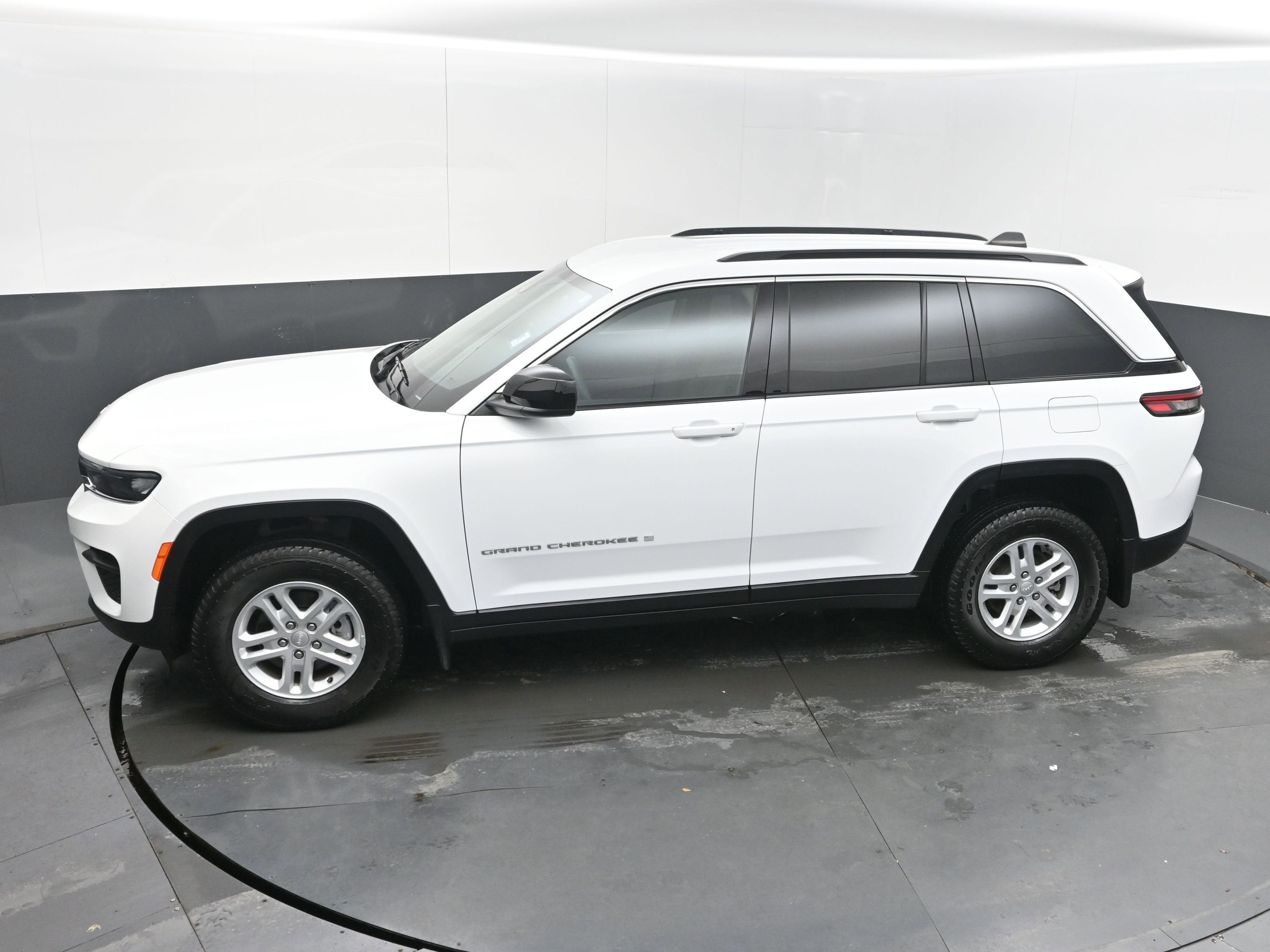 2024 Jeep Grand Cherokee Laredo 4x2