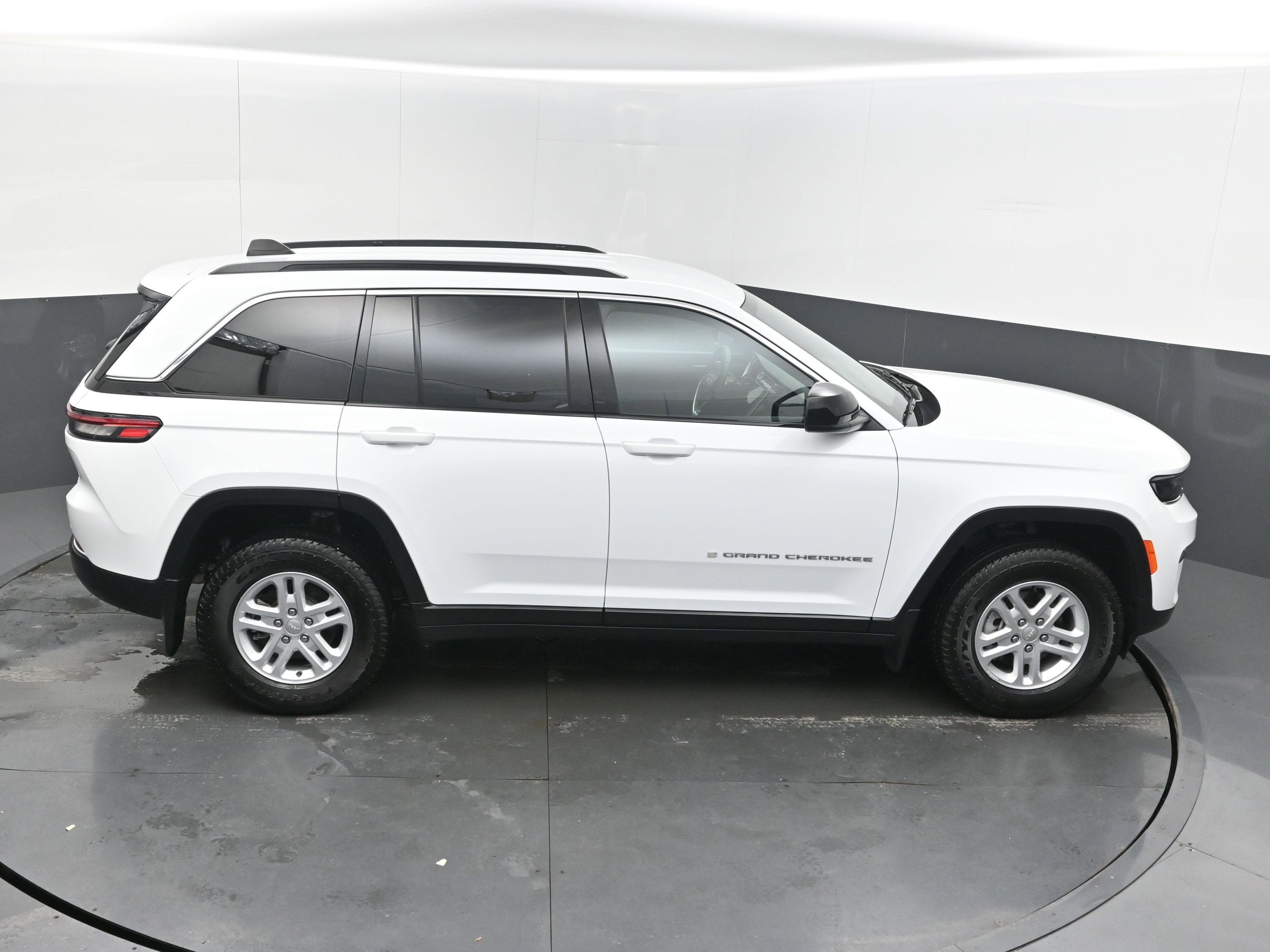 2024 Jeep Grand Cherokee Laredo 4x2