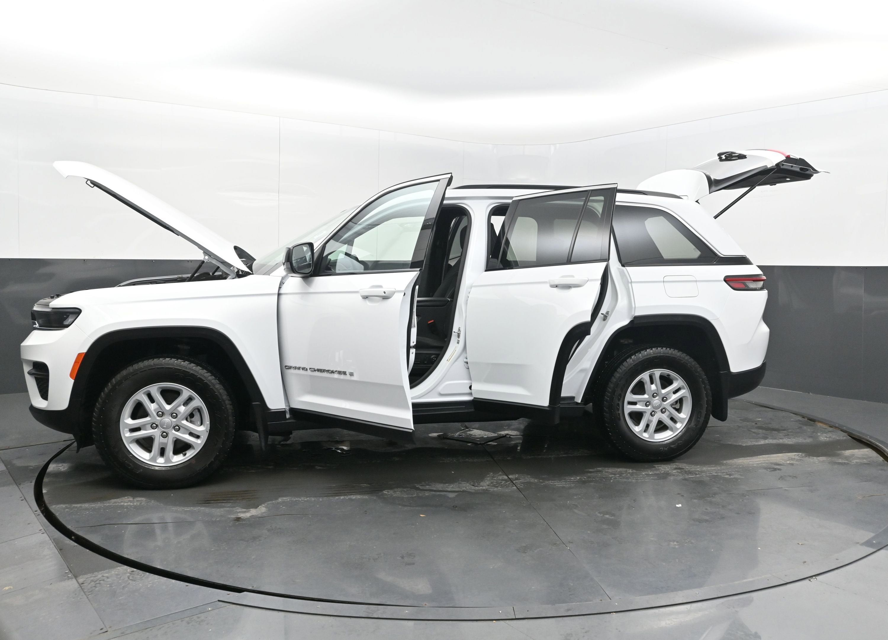 2024 Jeep Grand Cherokee Laredo 4x2