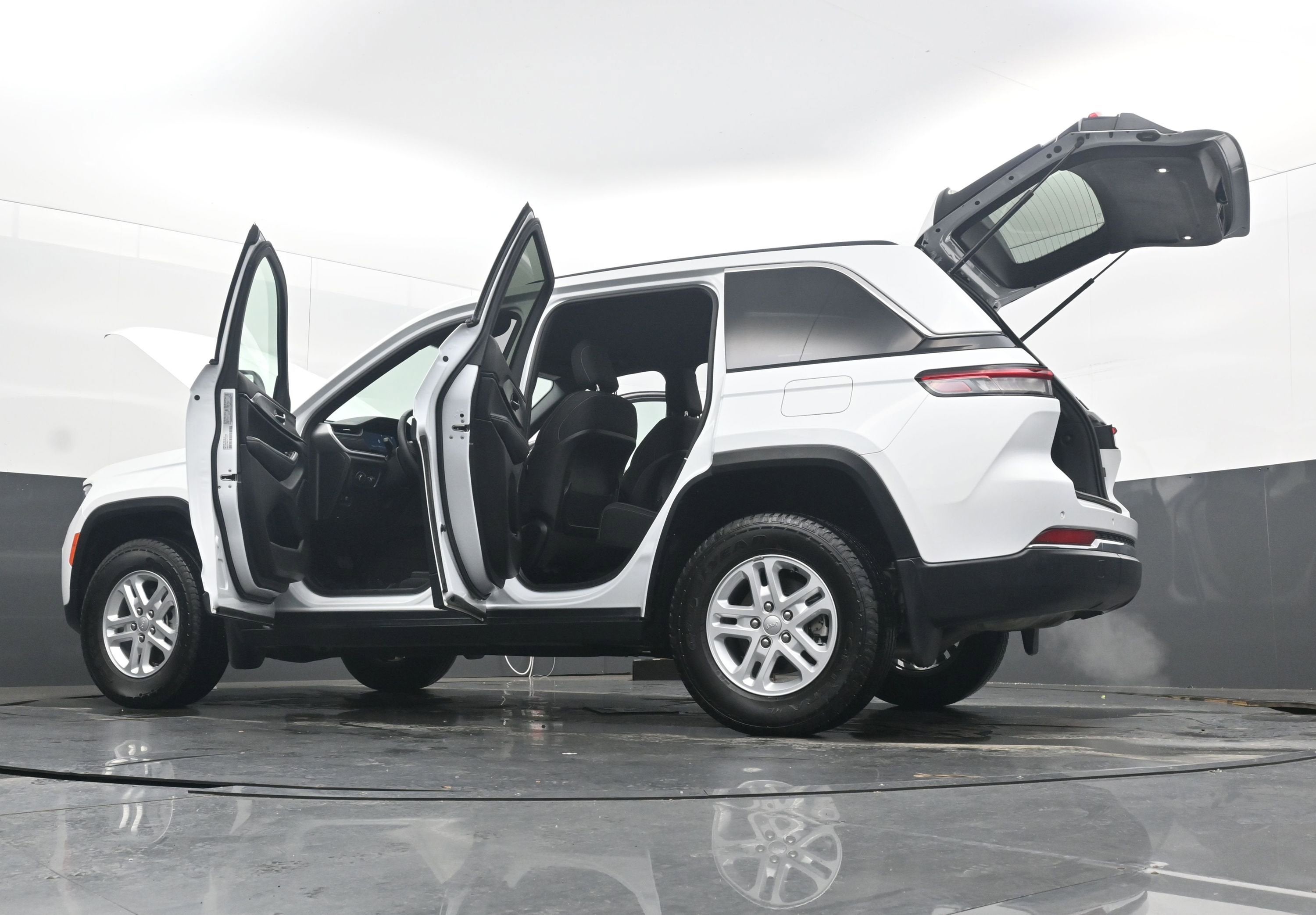 2024 Jeep Grand Cherokee Laredo 4x2