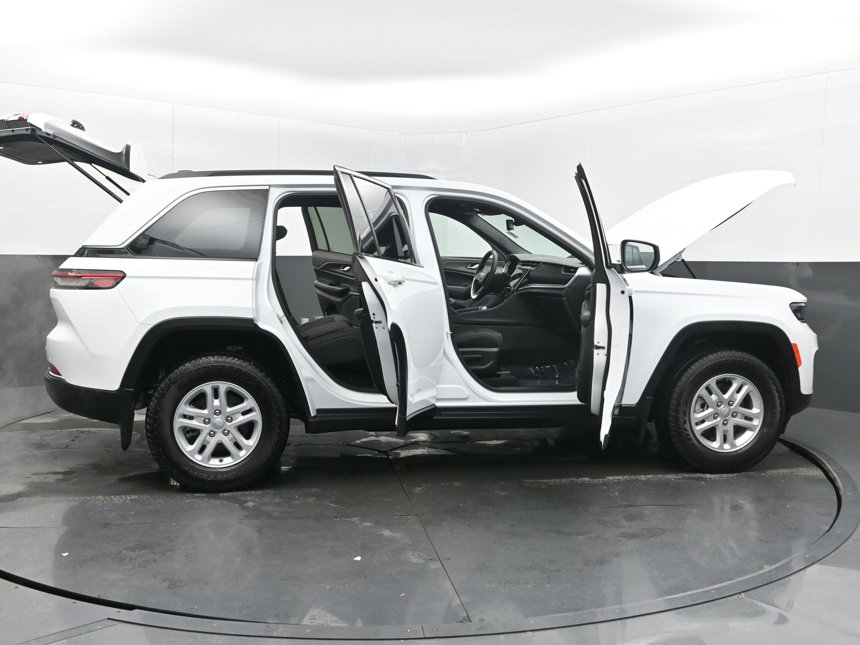 2024 Jeep Grand Cherokee Laredo 4x2