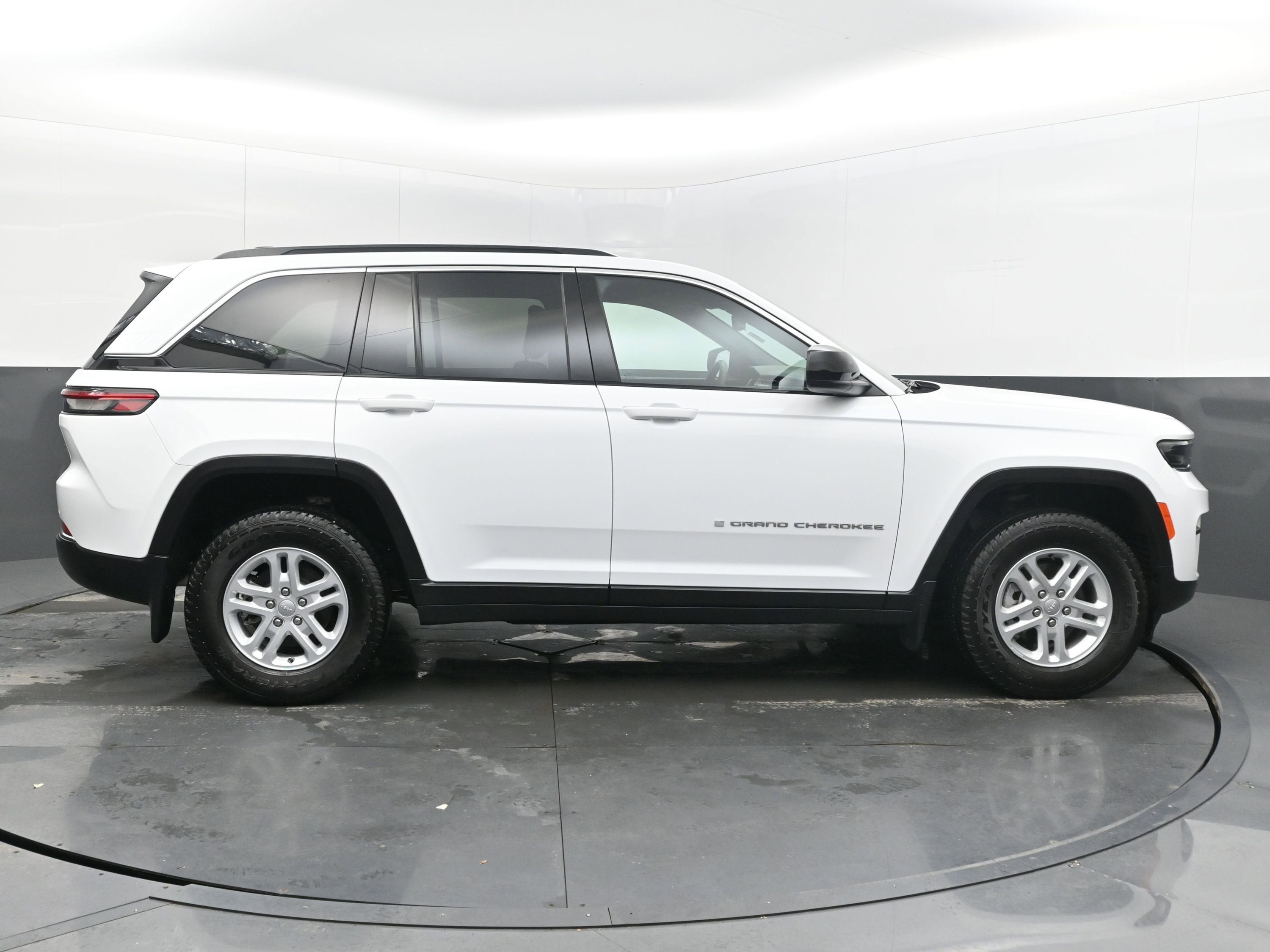 2024 Jeep Grand Cherokee Laredo 4x2