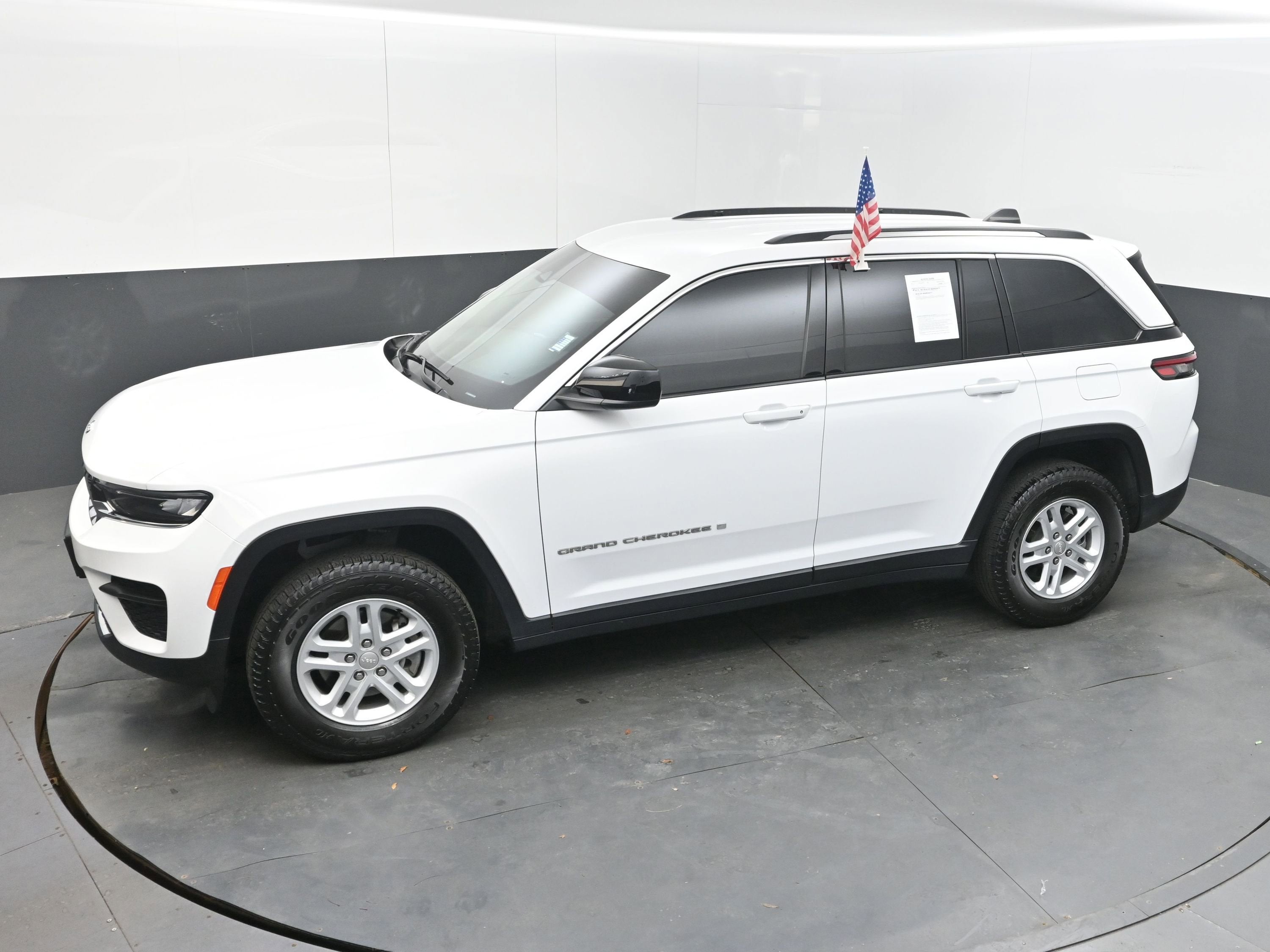 2023 Jeep Grand Cherokee Laredo 4x4