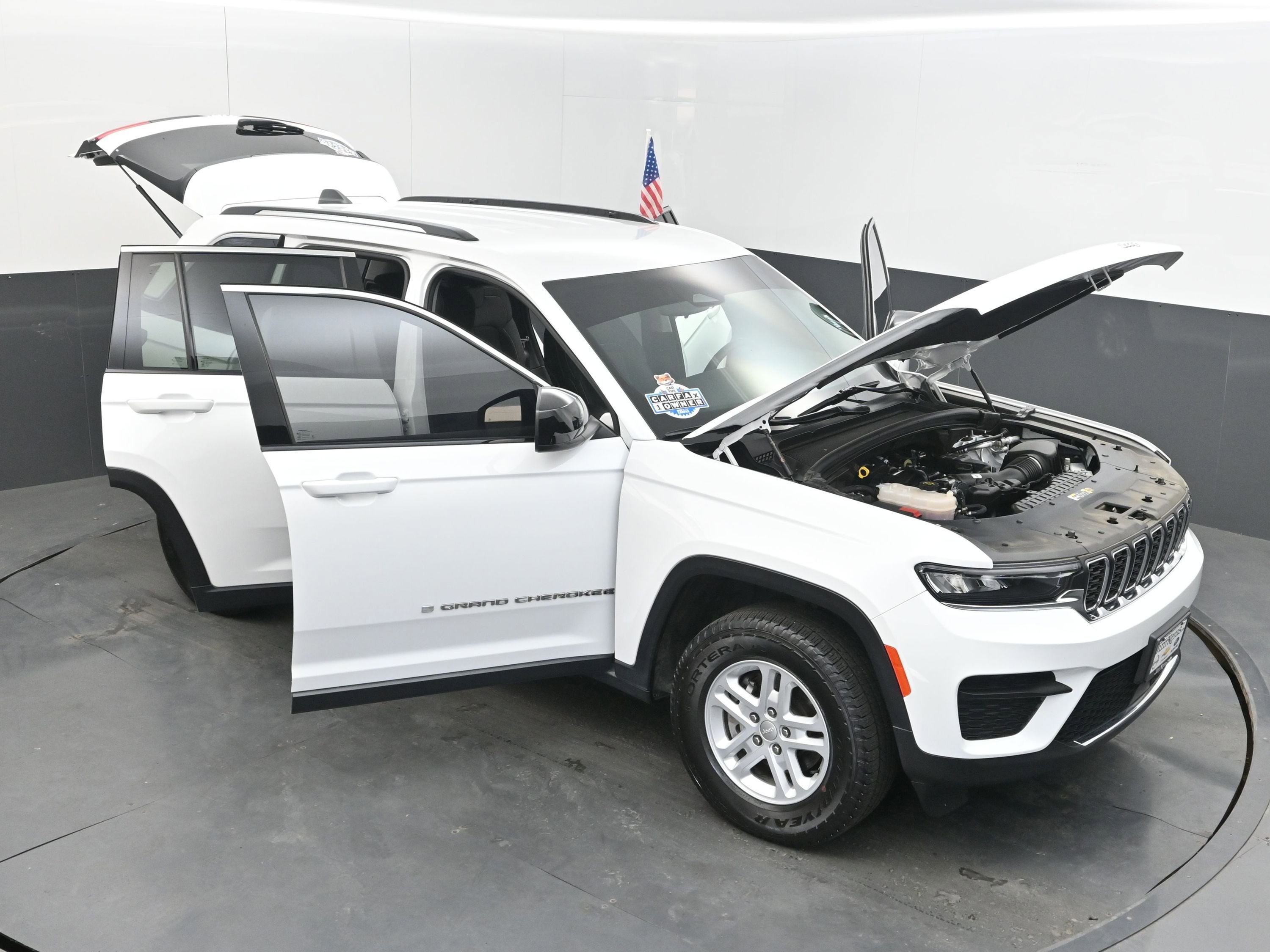 2023 Jeep Grand Cherokee Laredo 4x4