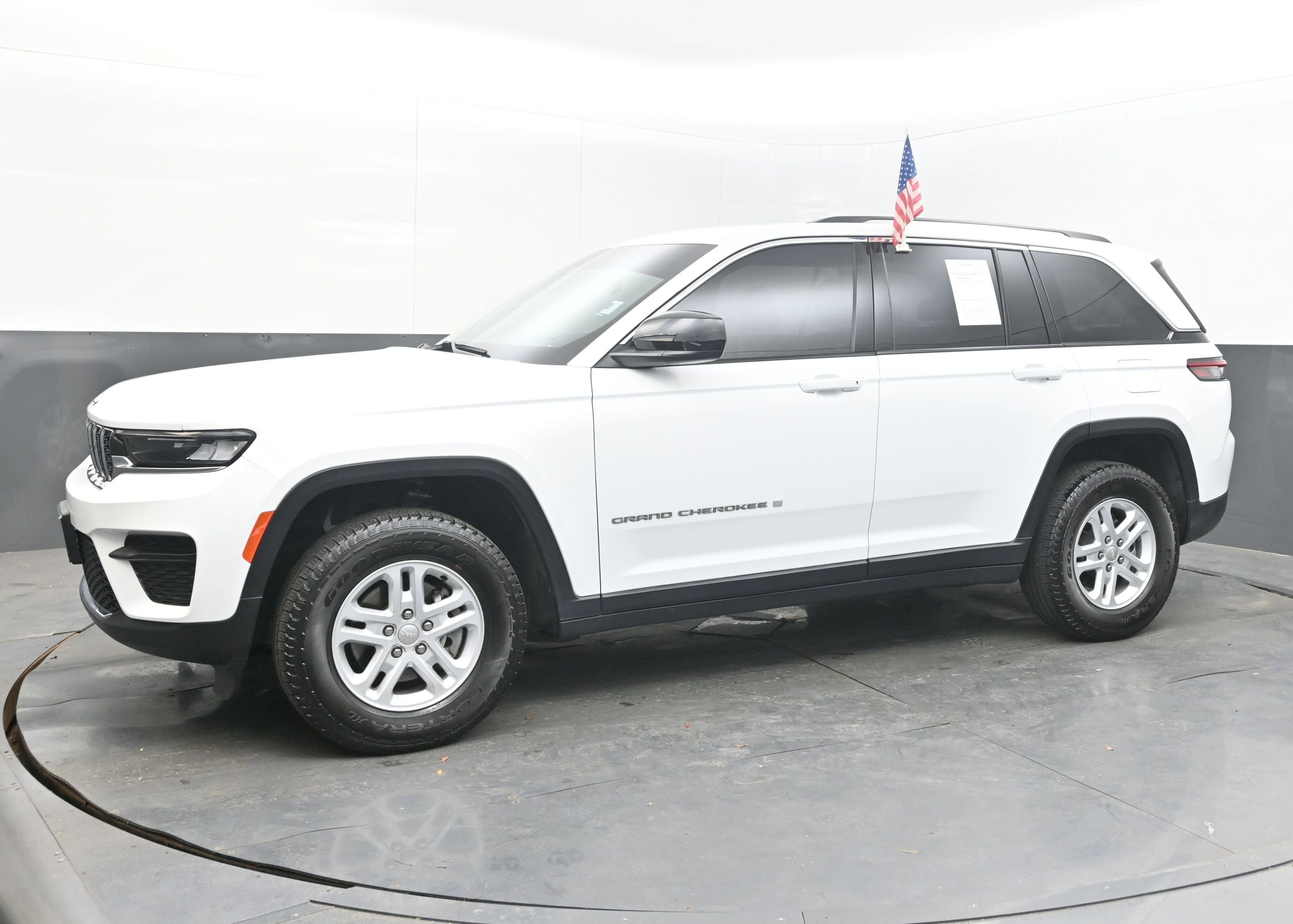 2023 Jeep Grand Cherokee Laredo 4x4