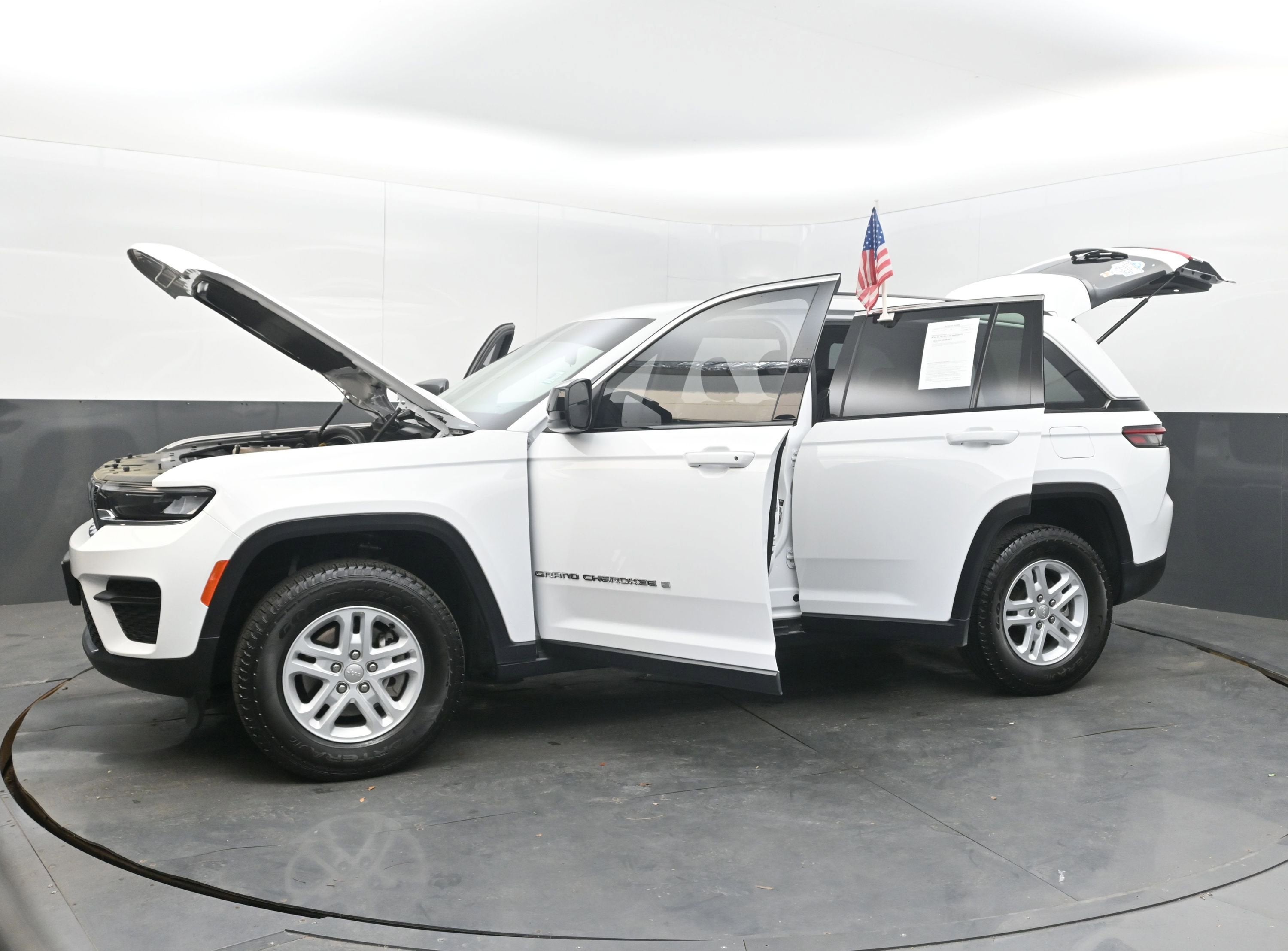 2023 Jeep Grand Cherokee Laredo 4x4