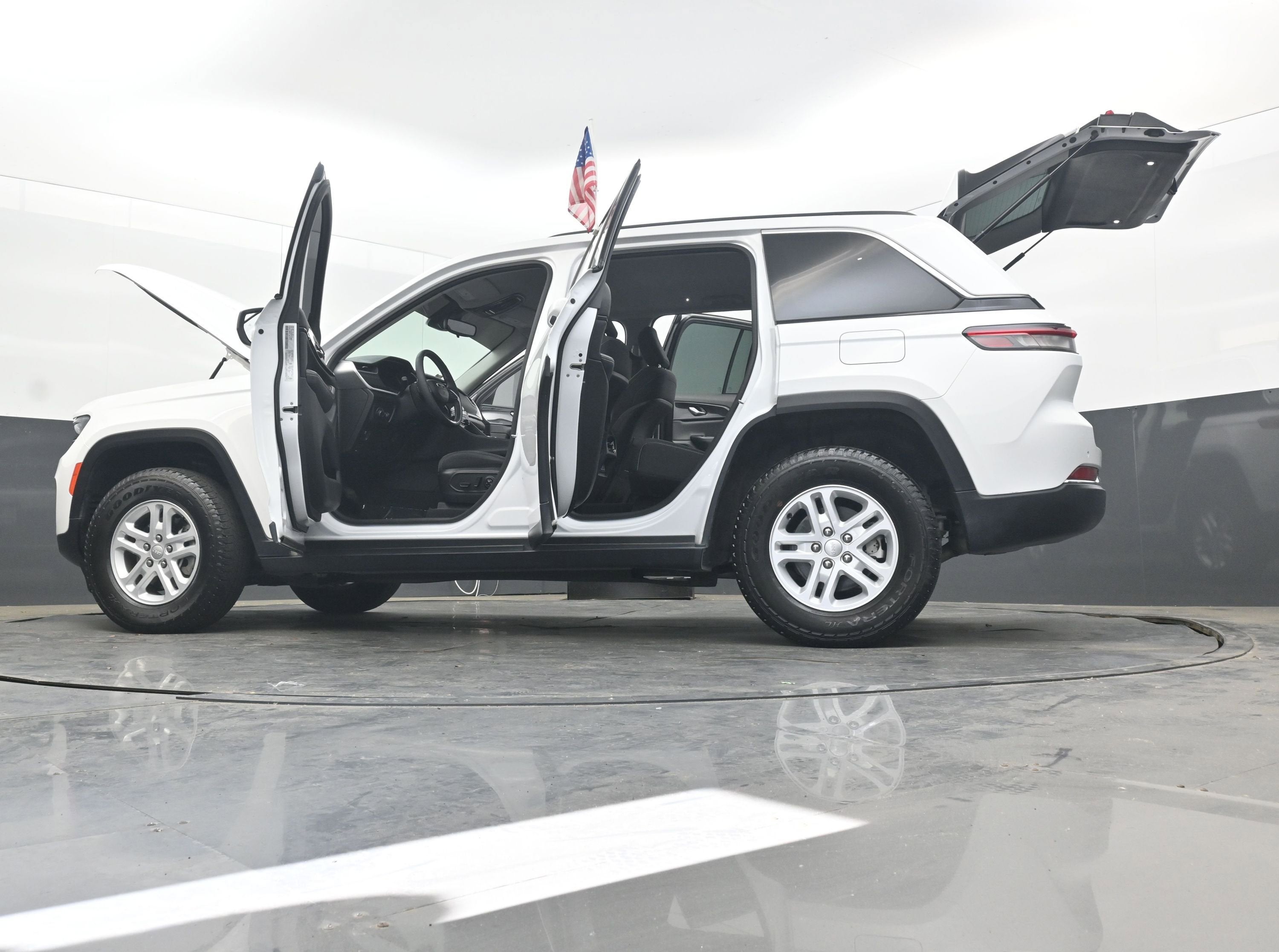 2023 Jeep Grand Cherokee Laredo 4x4