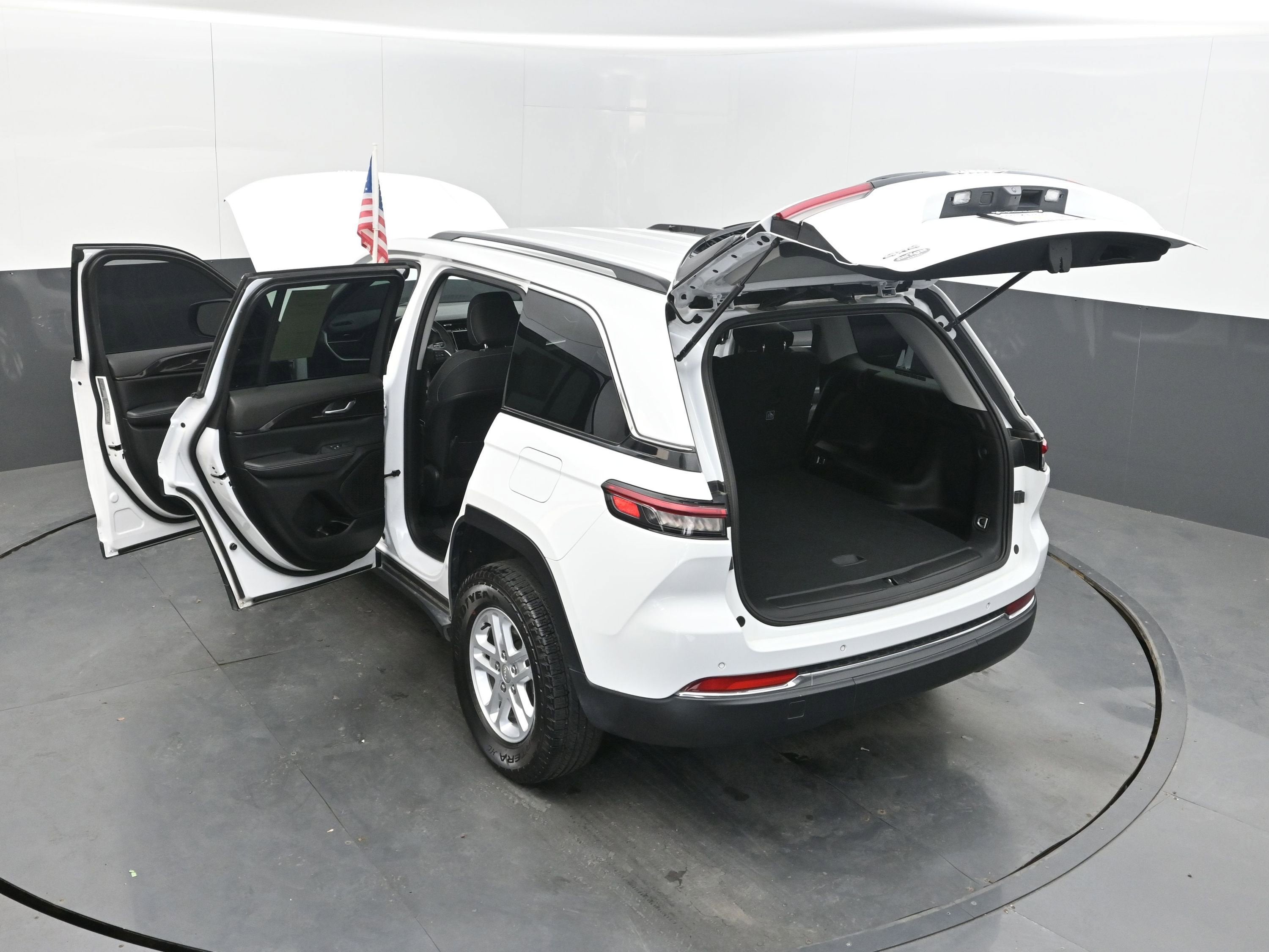 2023 Jeep Grand Cherokee Laredo 4x4