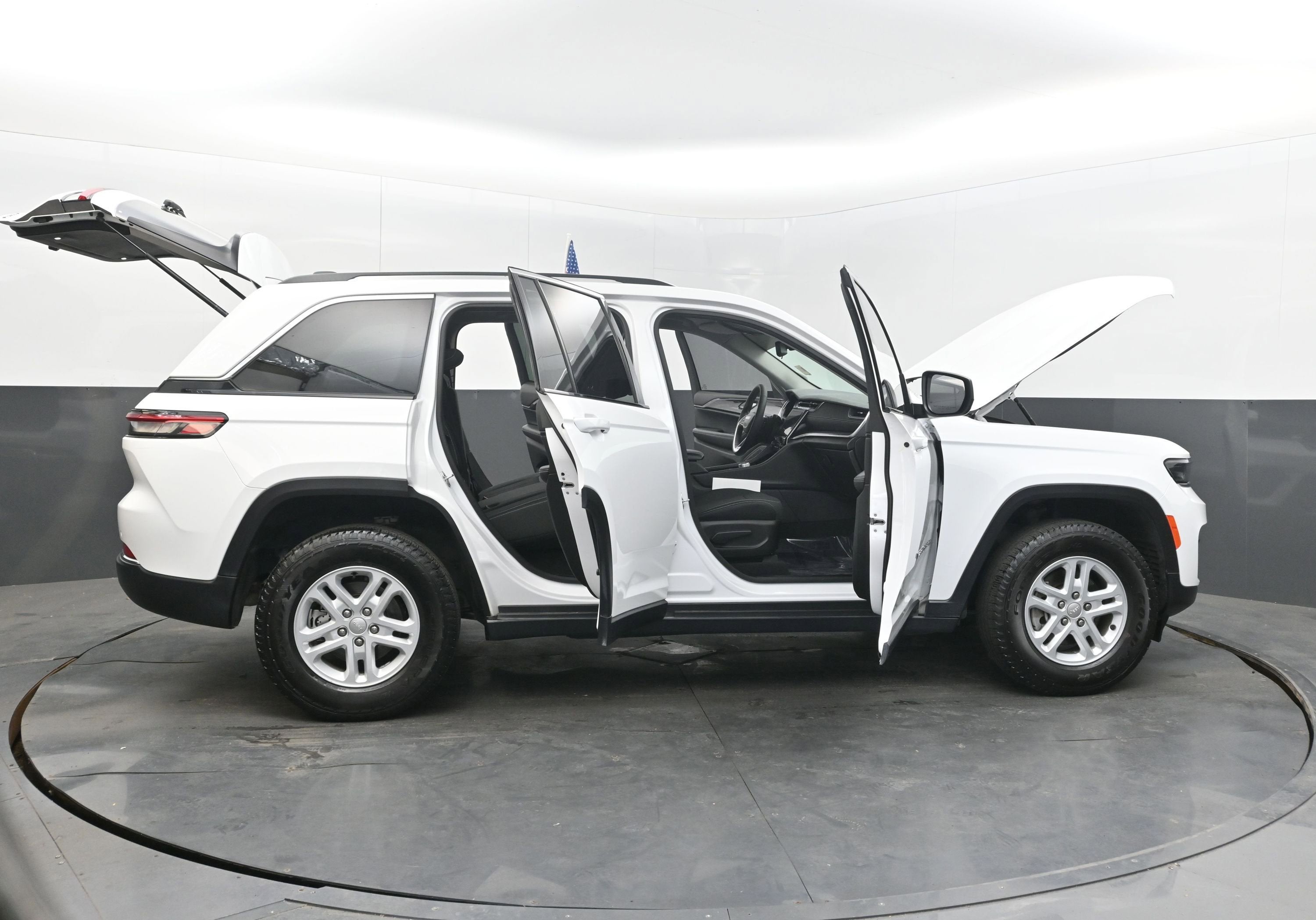 2023 Jeep Grand Cherokee Laredo 4x4
