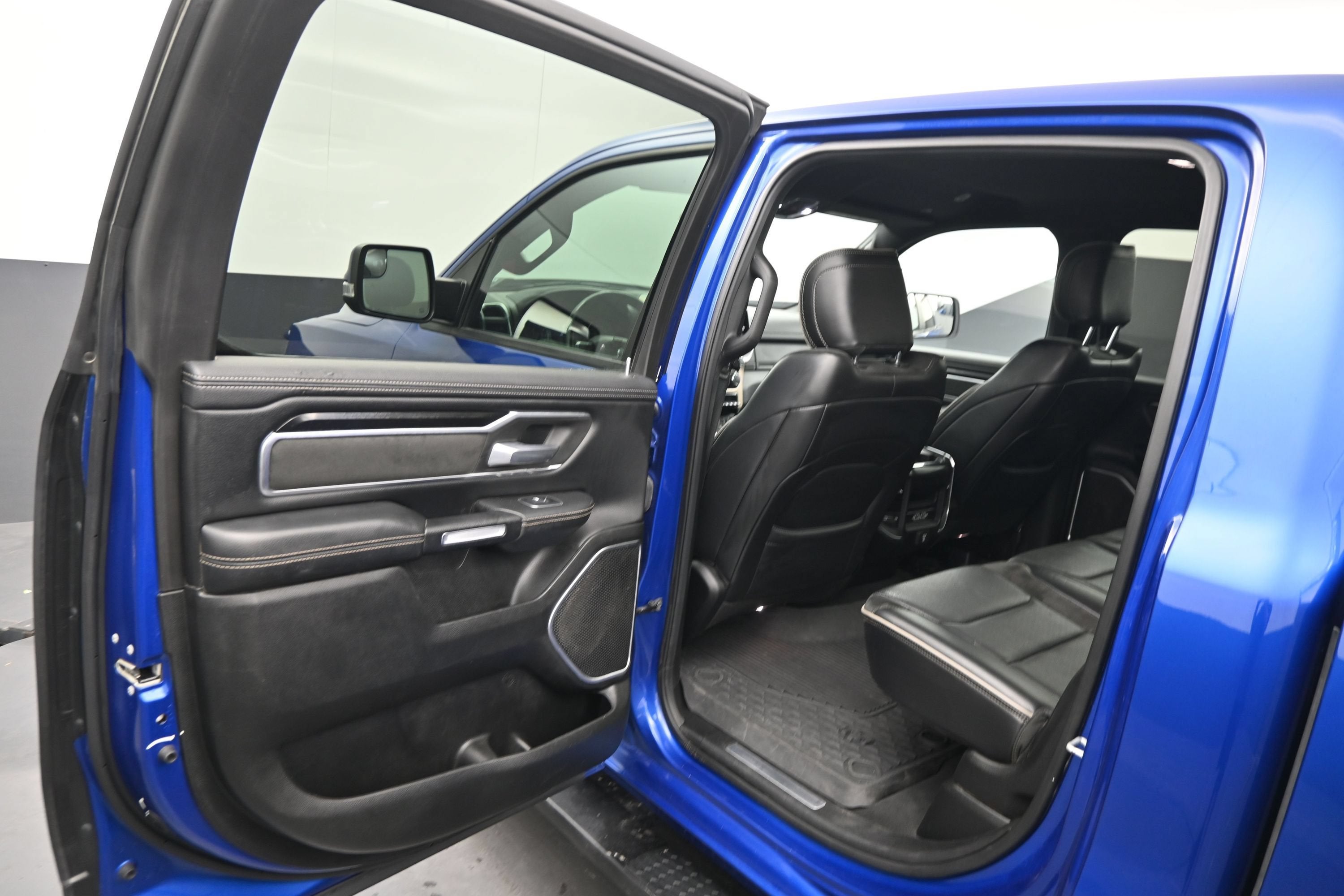 2019 RAM 1500 Laramie Crew Cab 4x4 6'4" Box
