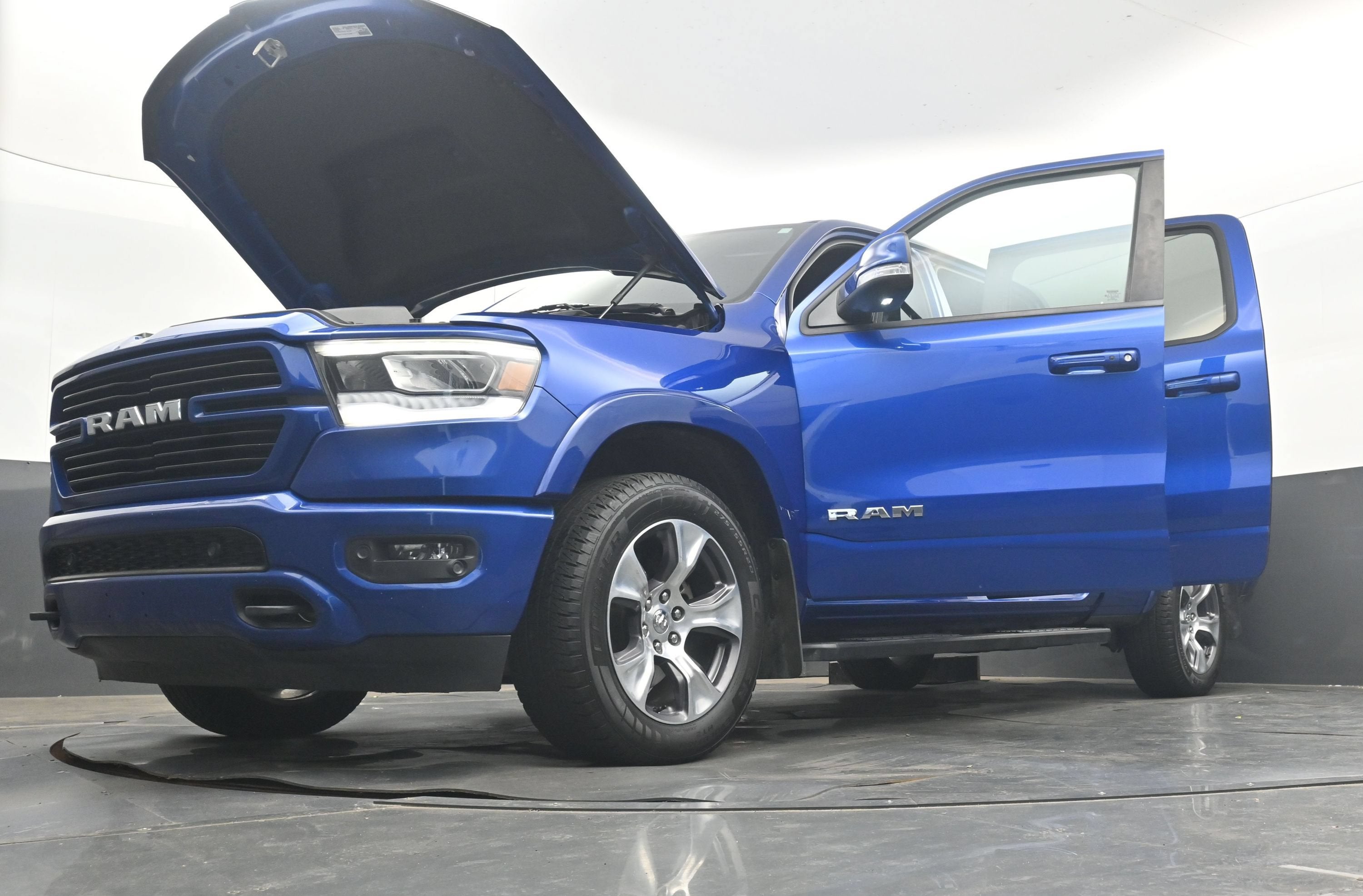 2019 RAM 1500 Laramie Crew Cab 4x4 6'4" Box