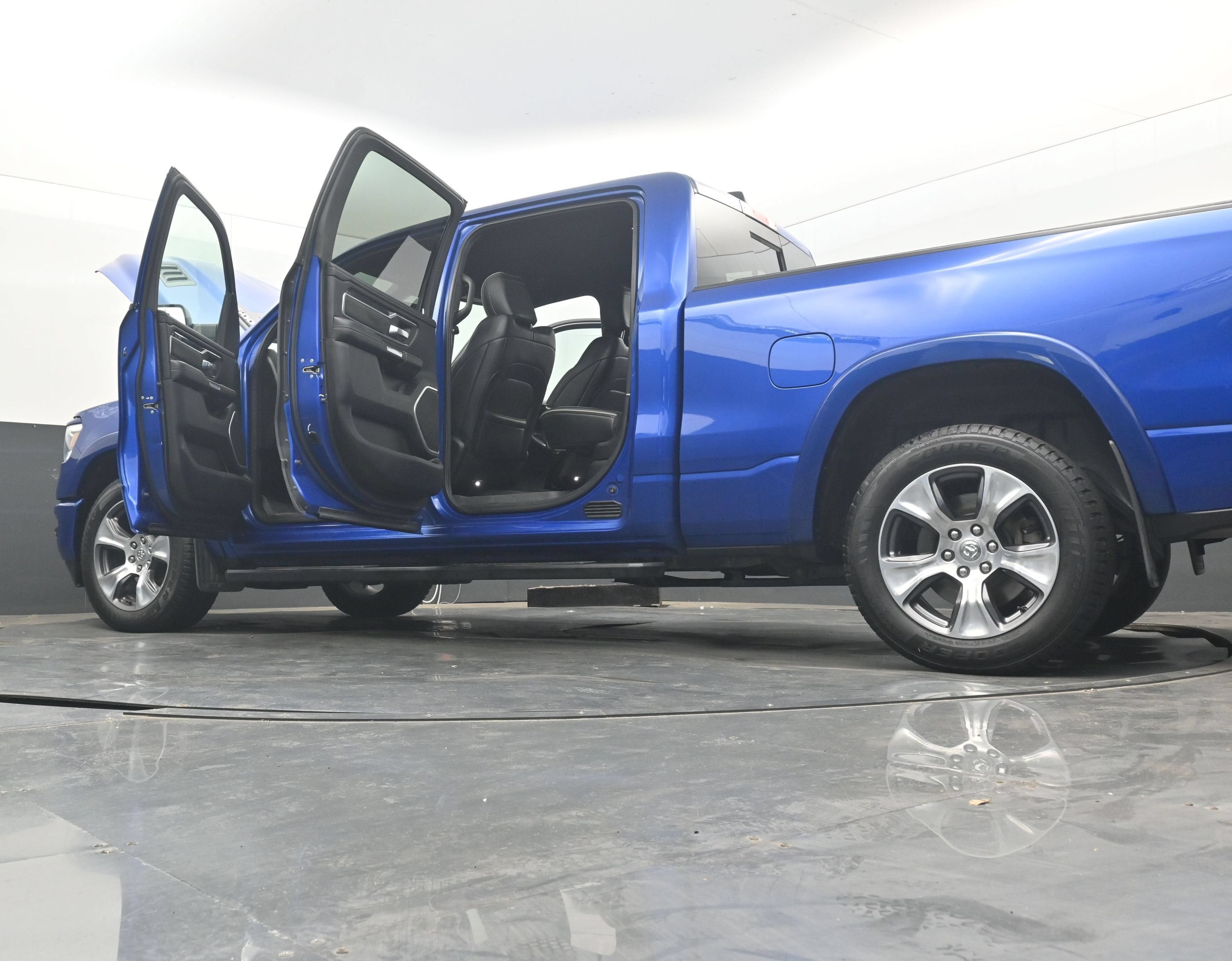 2019 RAM 1500 Laramie Crew Cab 4x4 6'4" Box