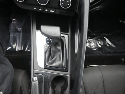 2022 Hyundai Elantra SE