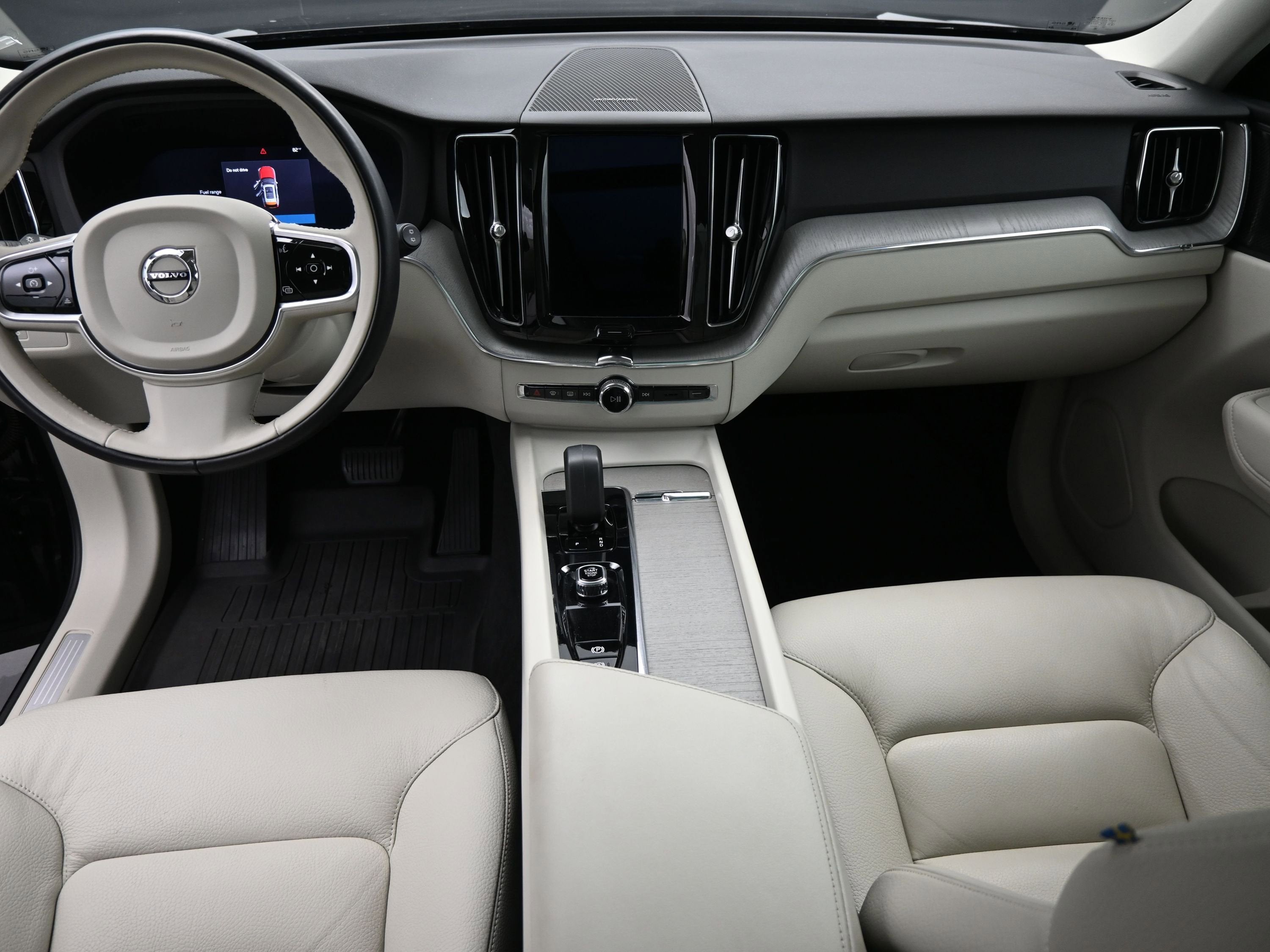 2023 Volvo XC60 B5 Plus Dark Theme