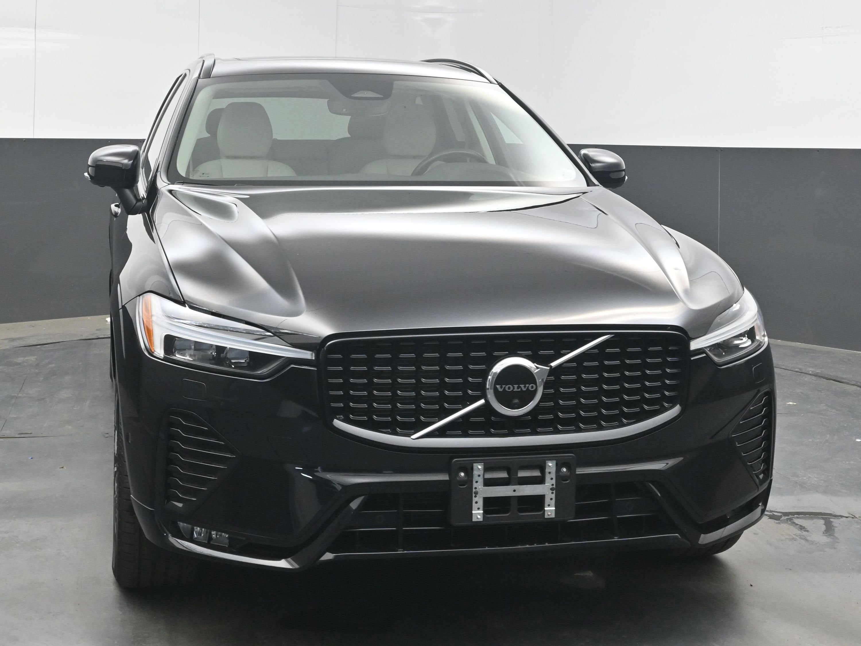 2023 Volvo XC60 B5 Plus Dark Theme
