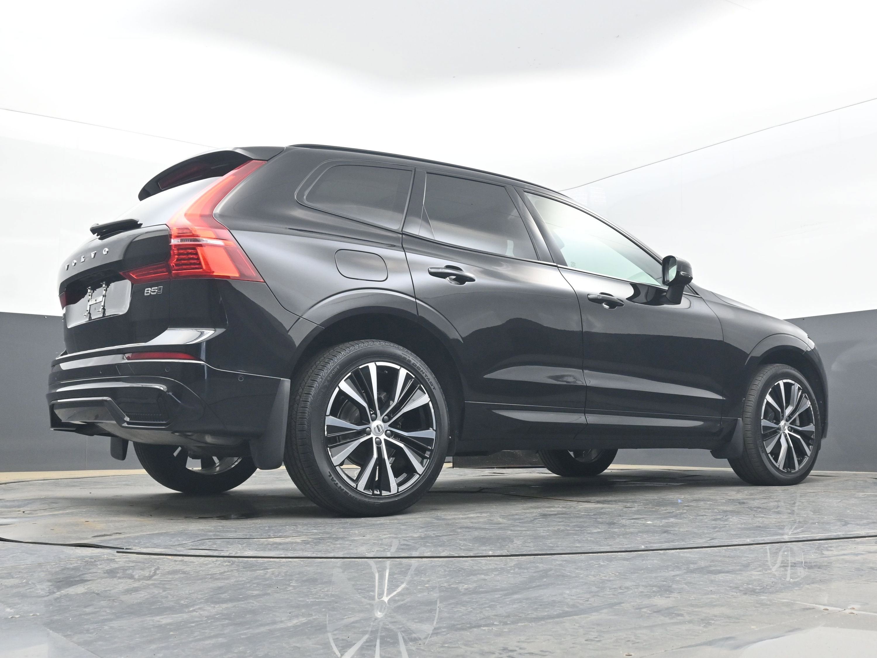 2023 Volvo XC60 B5 Plus Dark Theme