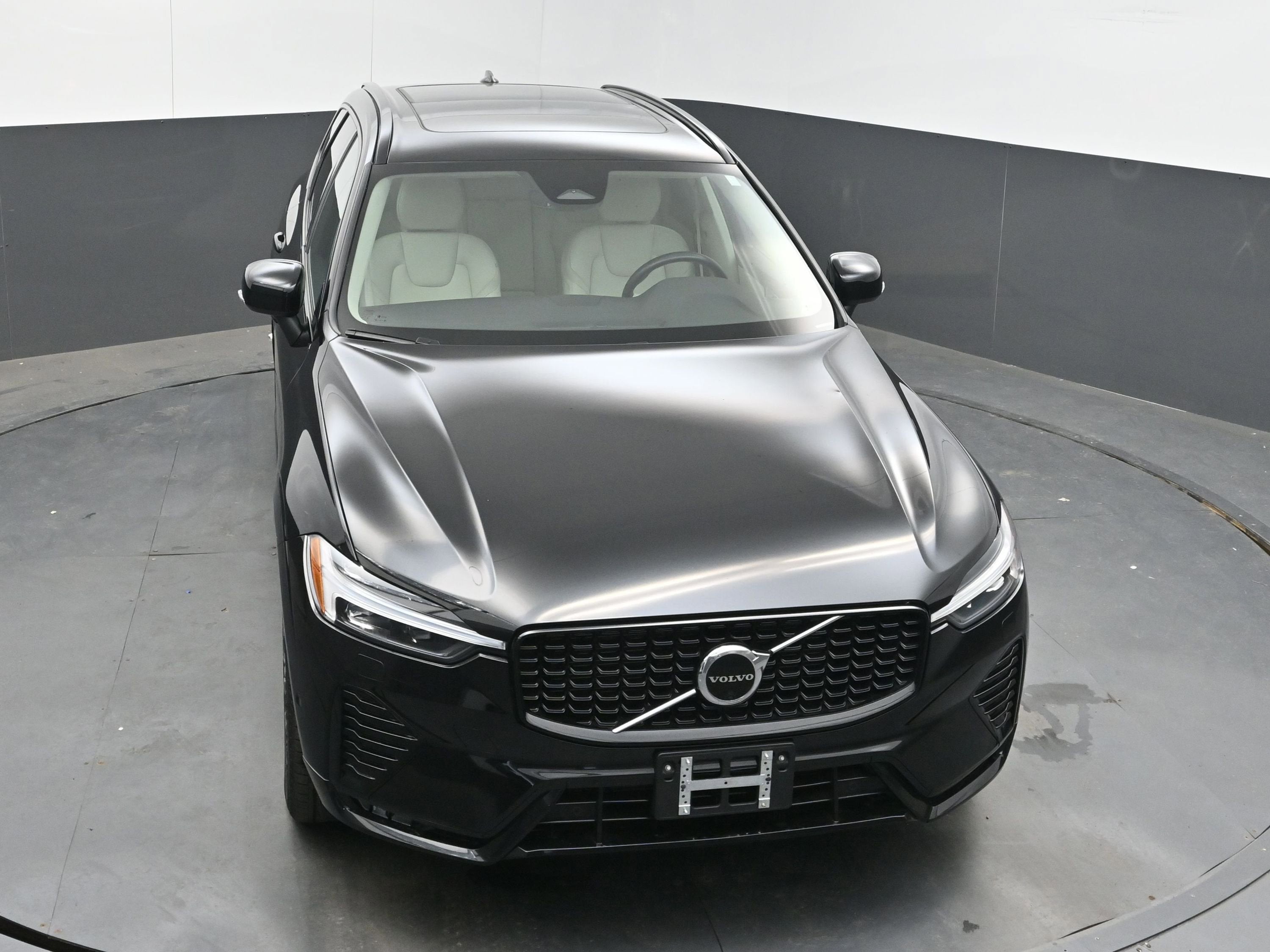2023 Volvo XC60 B5 Plus Dark Theme