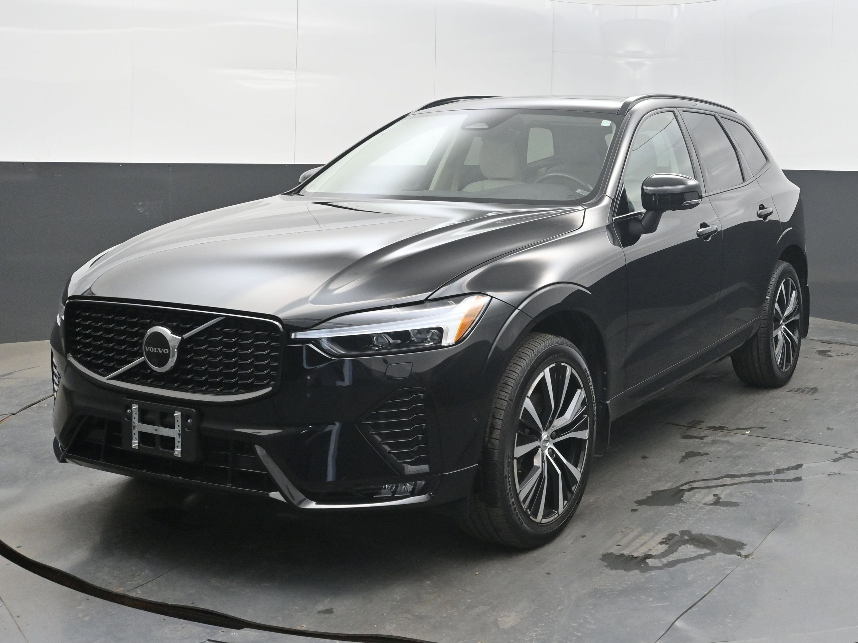 2023 Volvo XC60 B5 Plus Dark Theme
