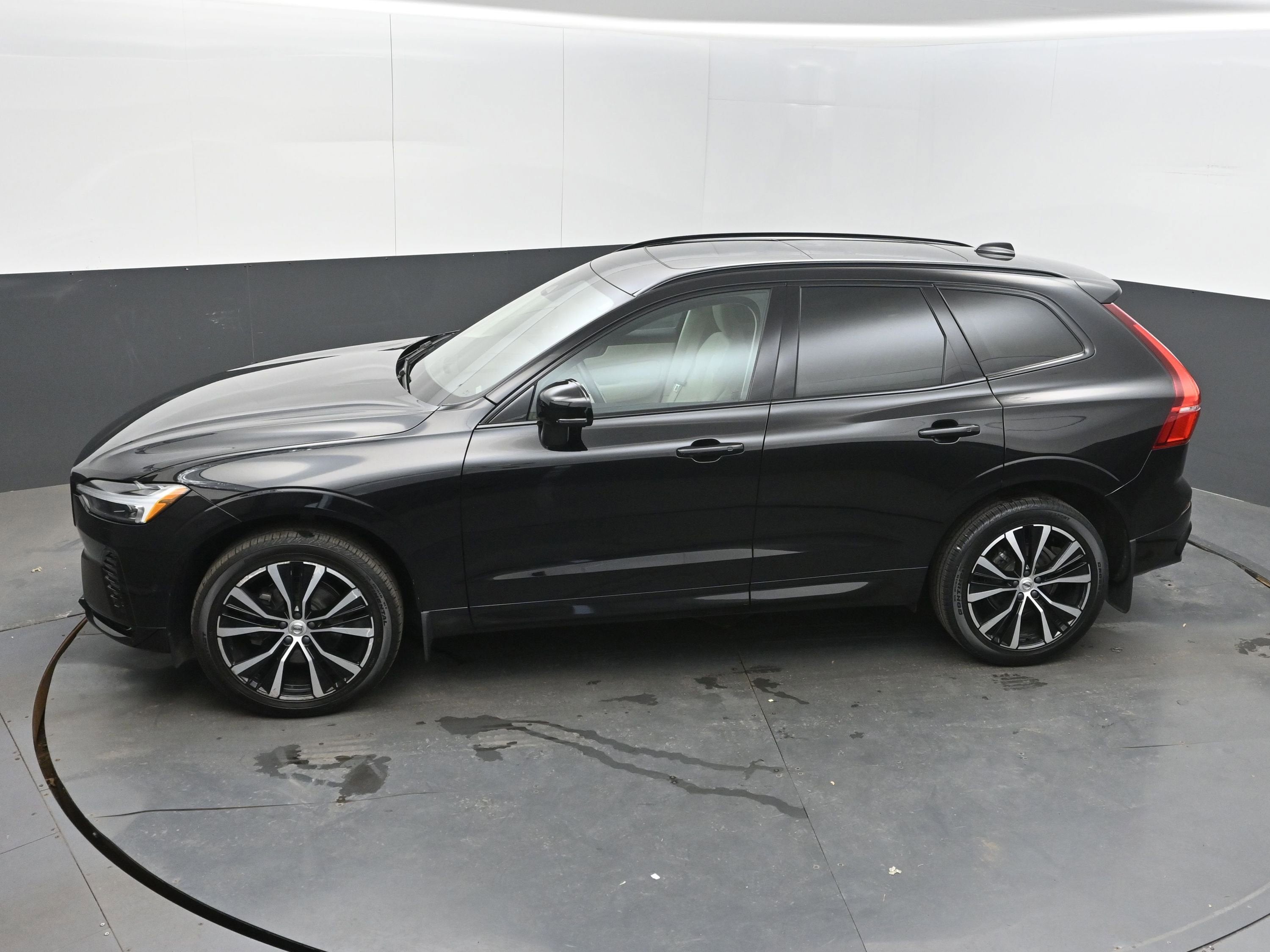2023 Volvo XC60 B5 Plus Dark Theme