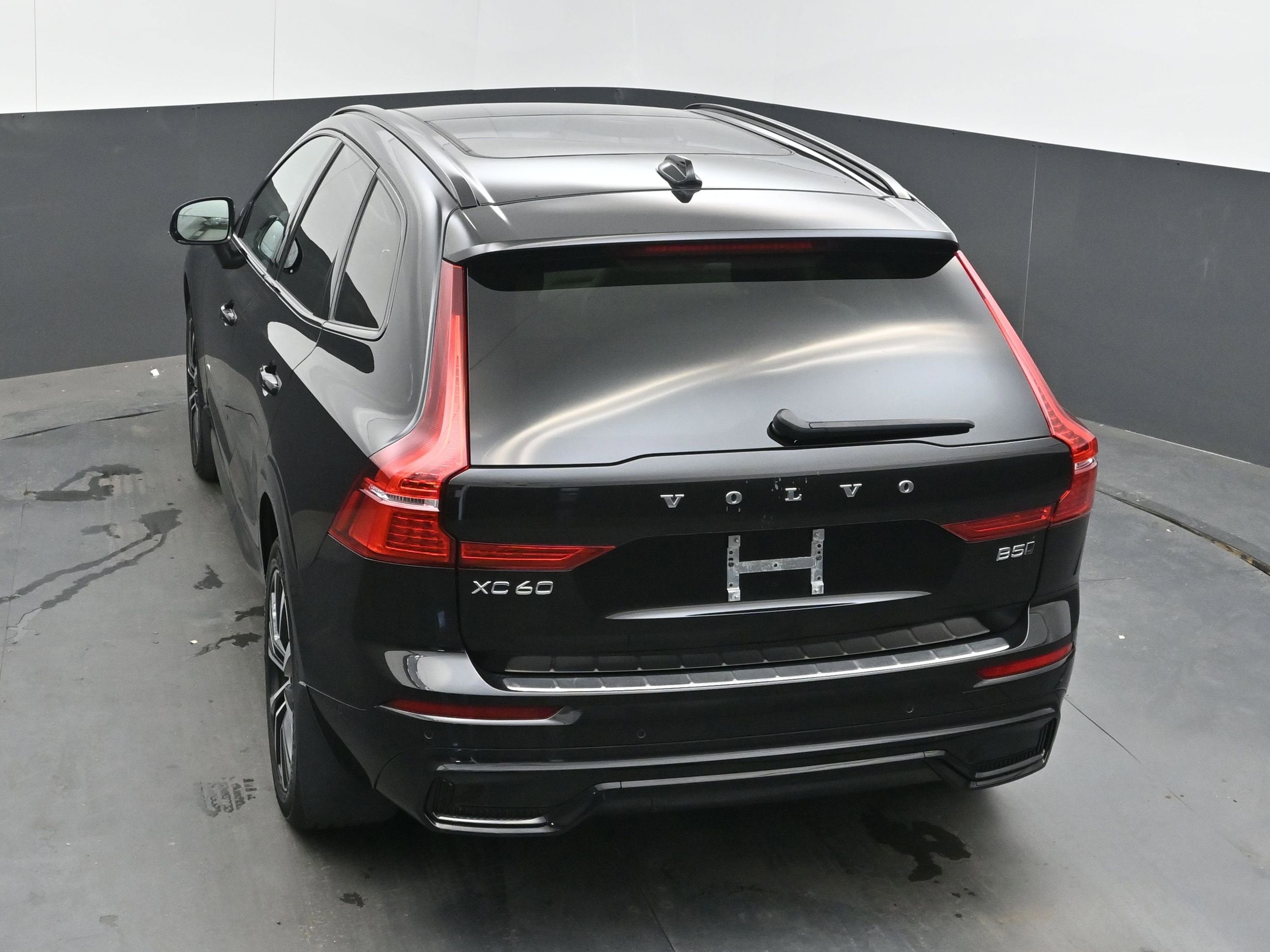 2023 Volvo XC60 B5 Plus Dark Theme