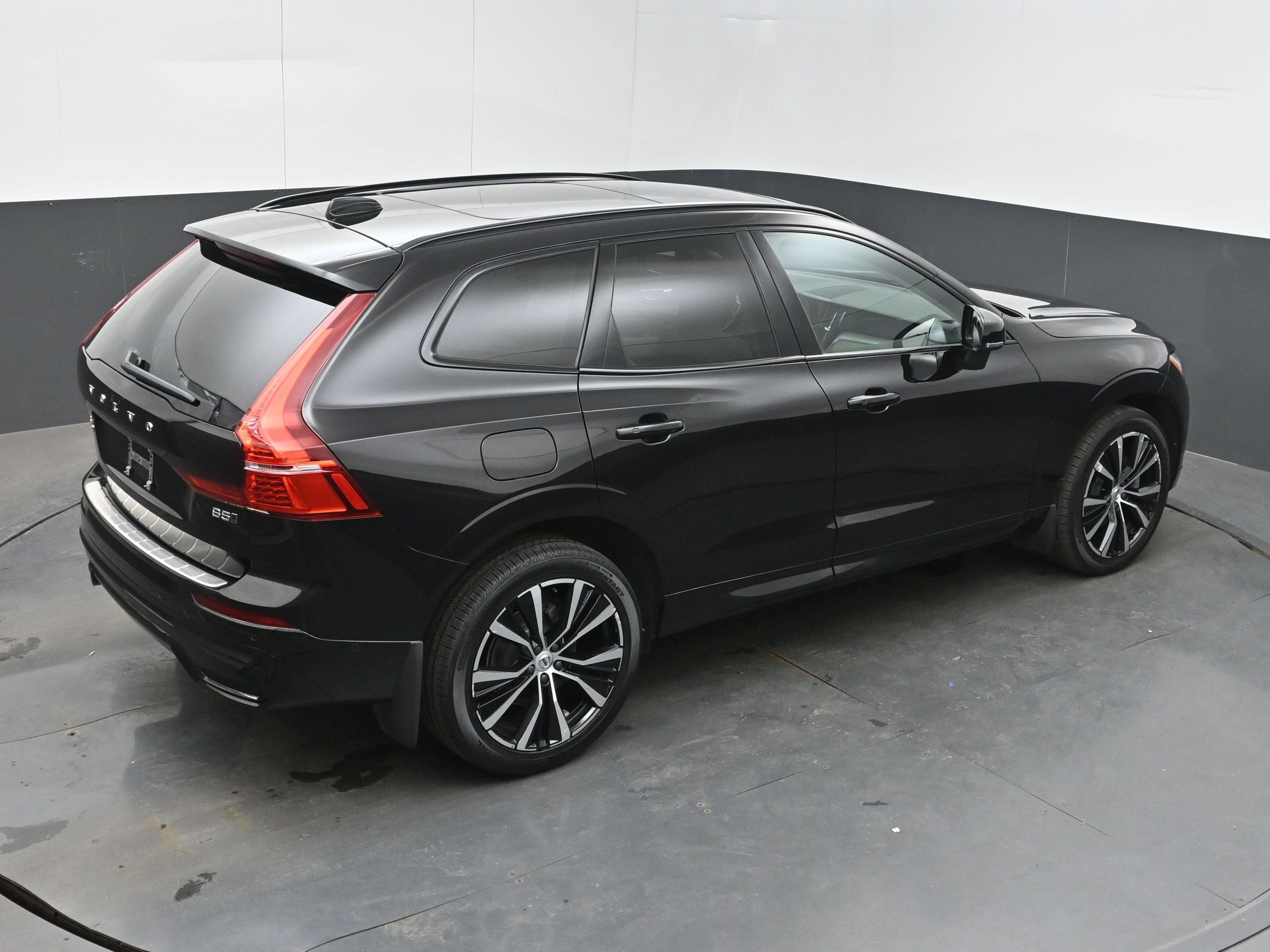 2023 Volvo XC60 B5 Plus Dark Theme