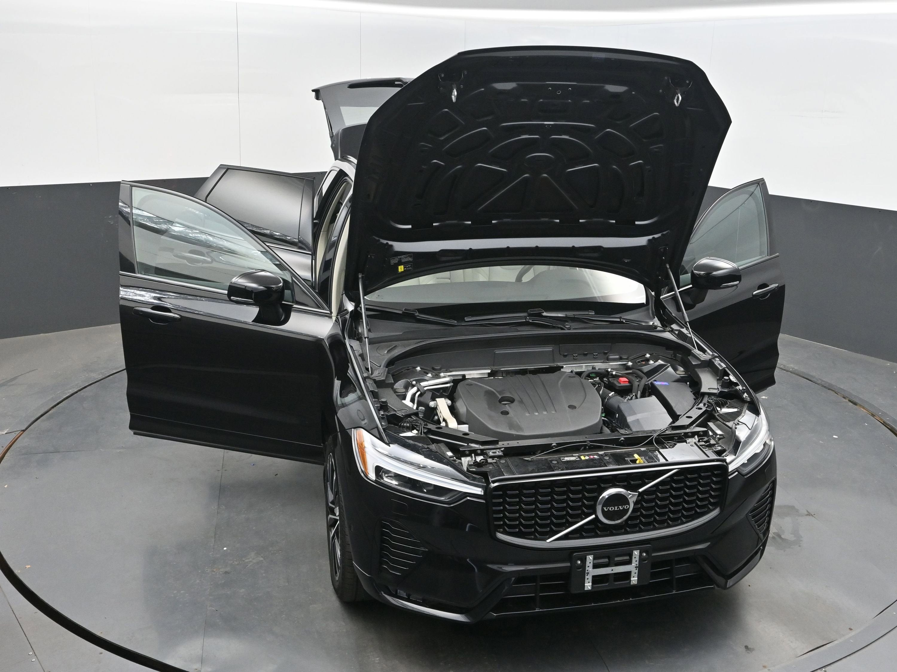 2023 Volvo XC60 B5 Plus Dark Theme