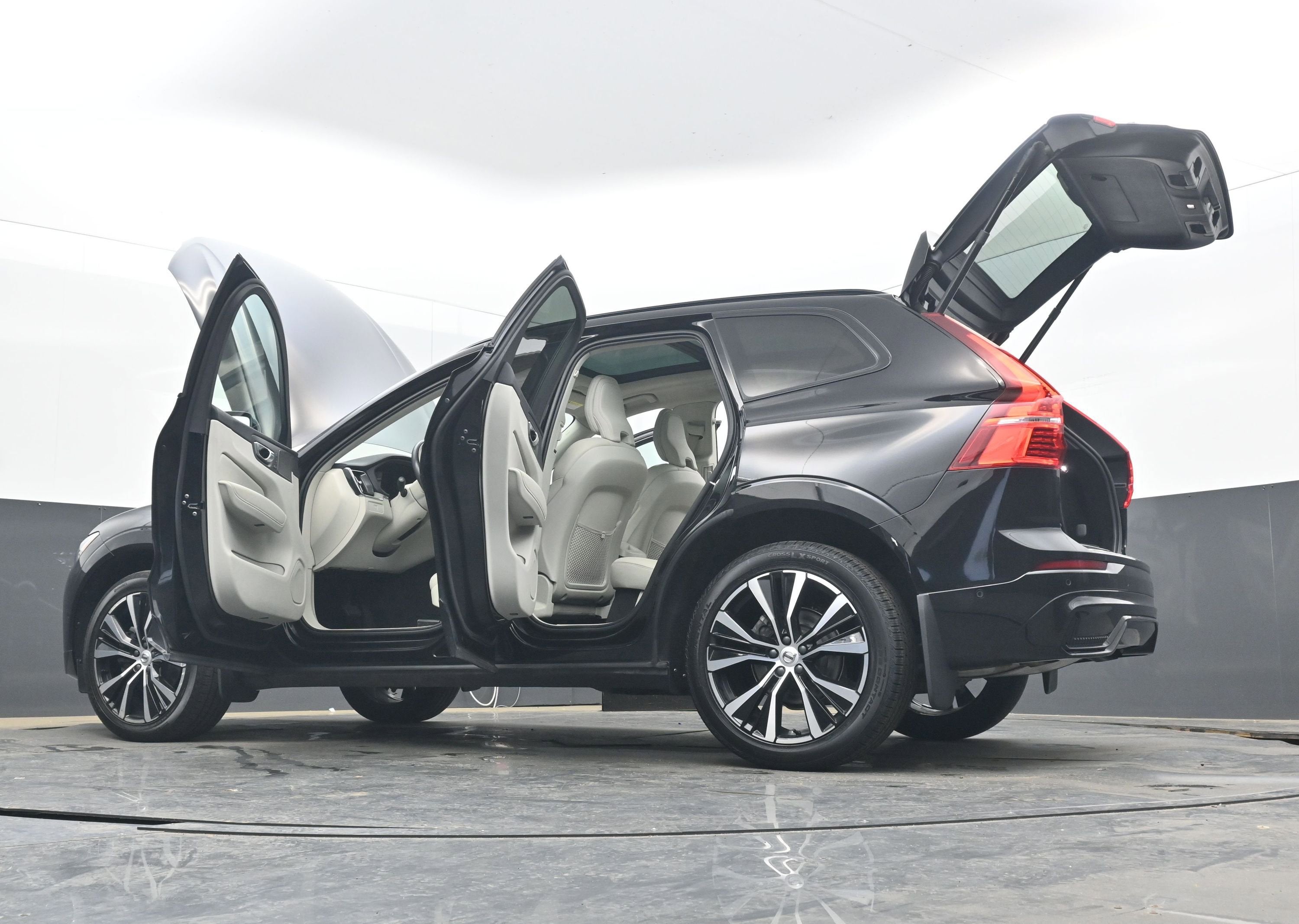 2023 Volvo XC60 B5 Plus Dark Theme