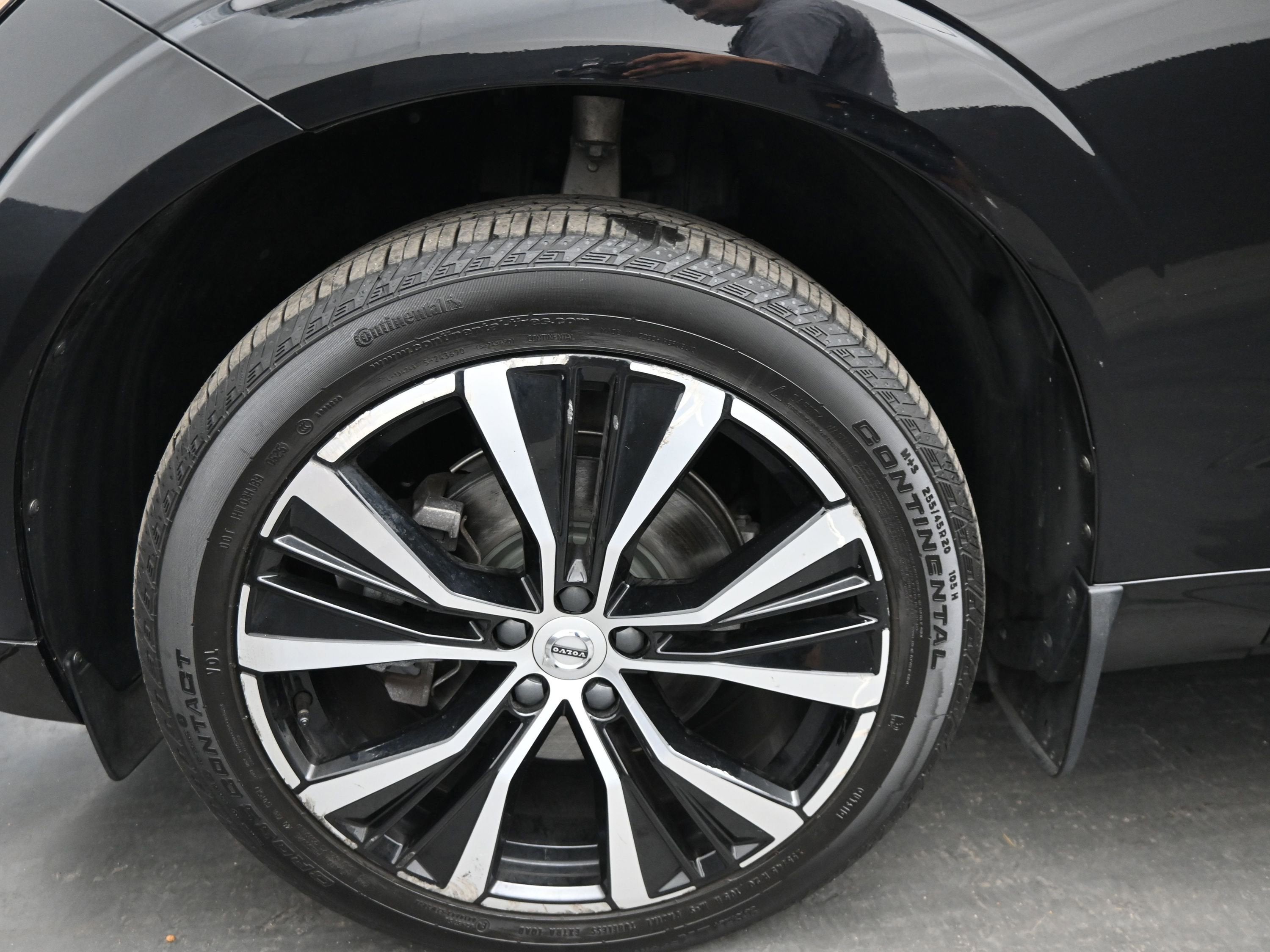 2023 Volvo XC60 B5 Plus Dark Theme