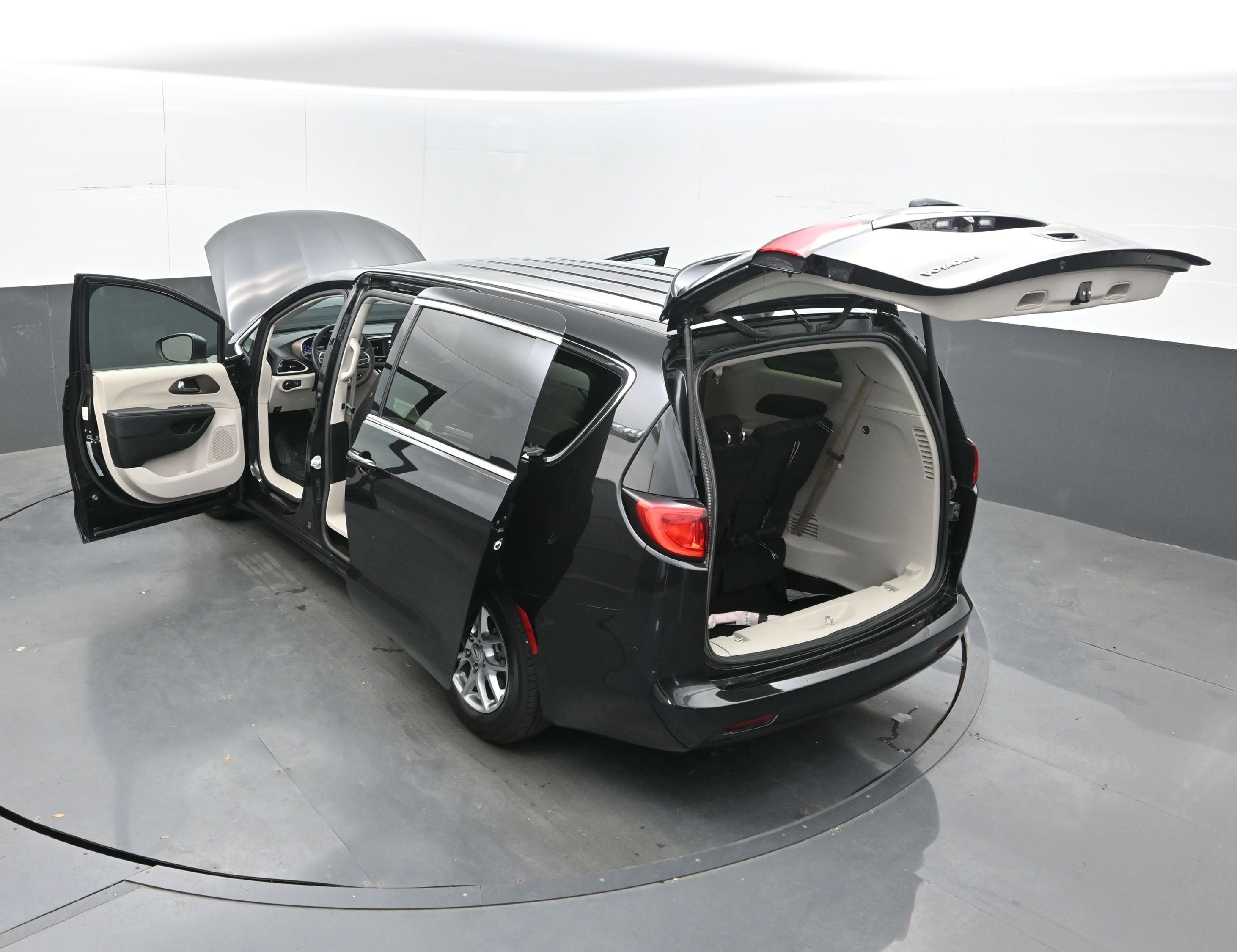 2023 Chrysler Voyager LX