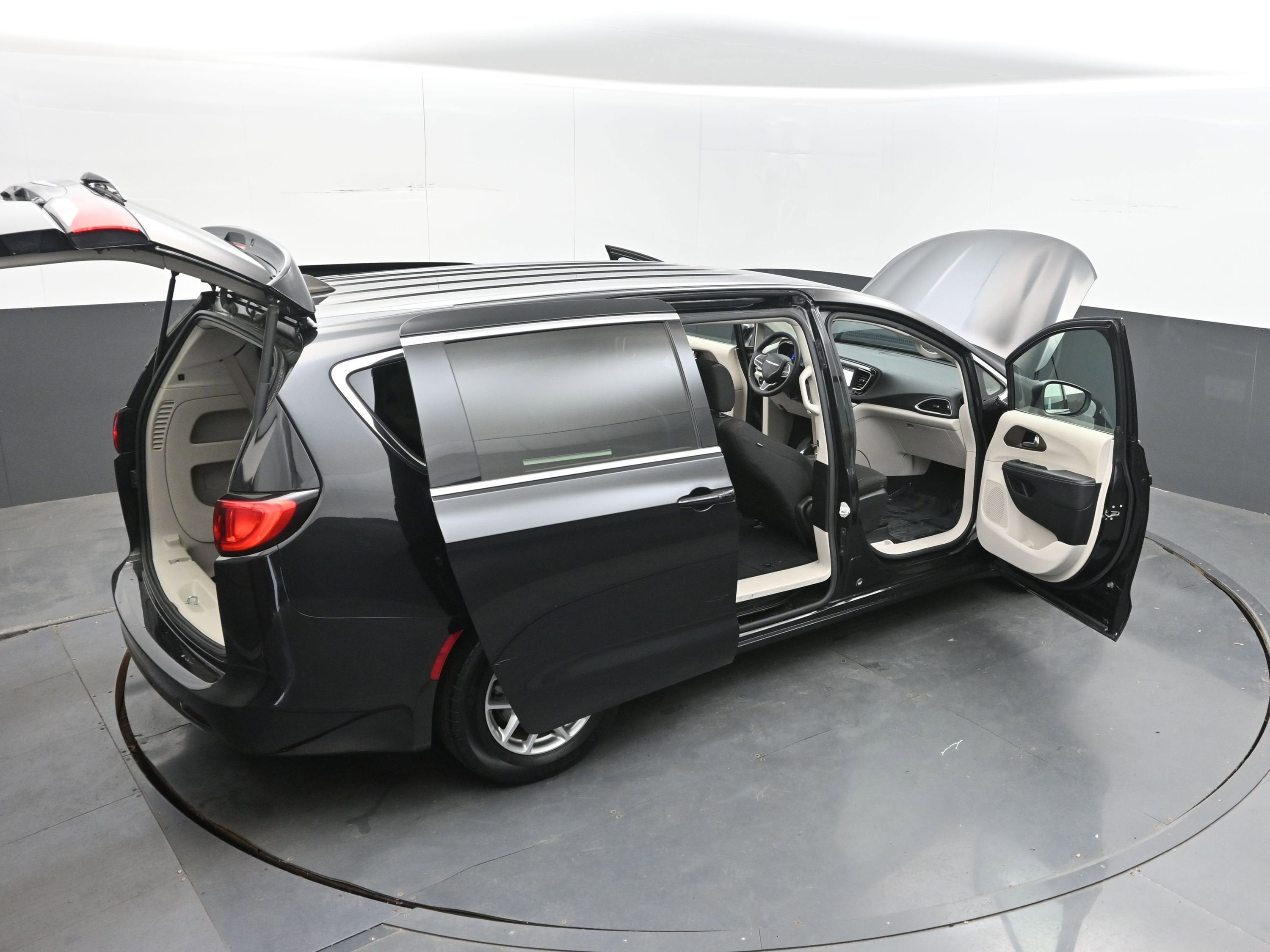 2023 Chrysler Voyager LX