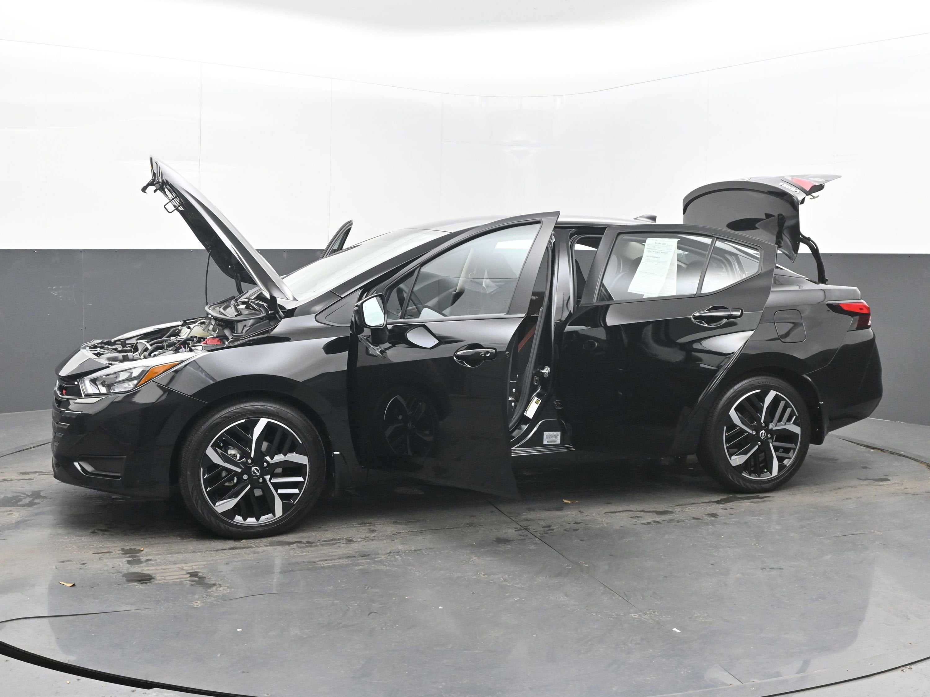 2025 Nissan Versa SR